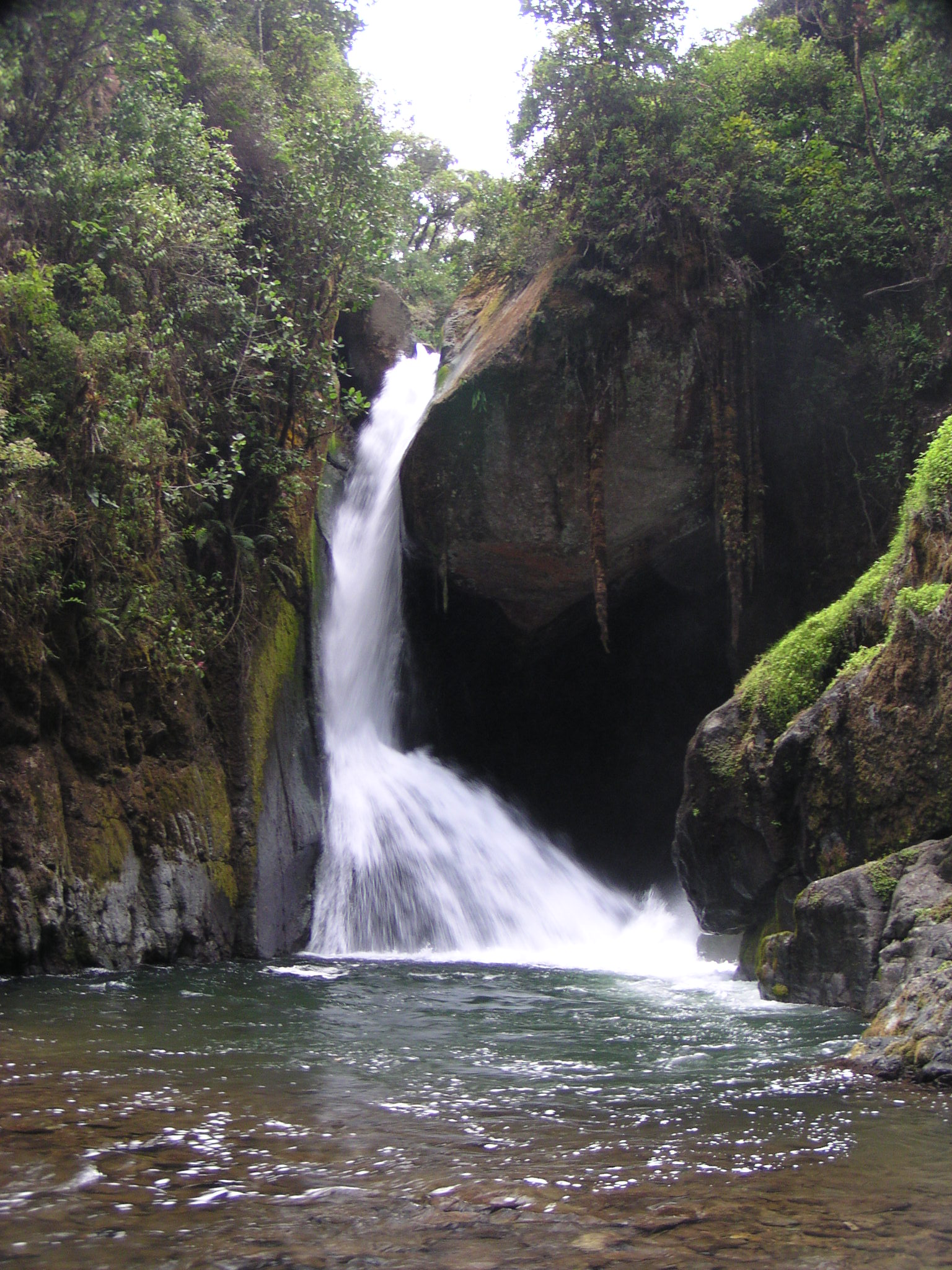 น้ำตกบนแม่น้ำซาเบเกร (Rio Savegre) ใกล้เมืองซานเคราร์โดเดโดตา ในเทือกเขาตาลามังกา