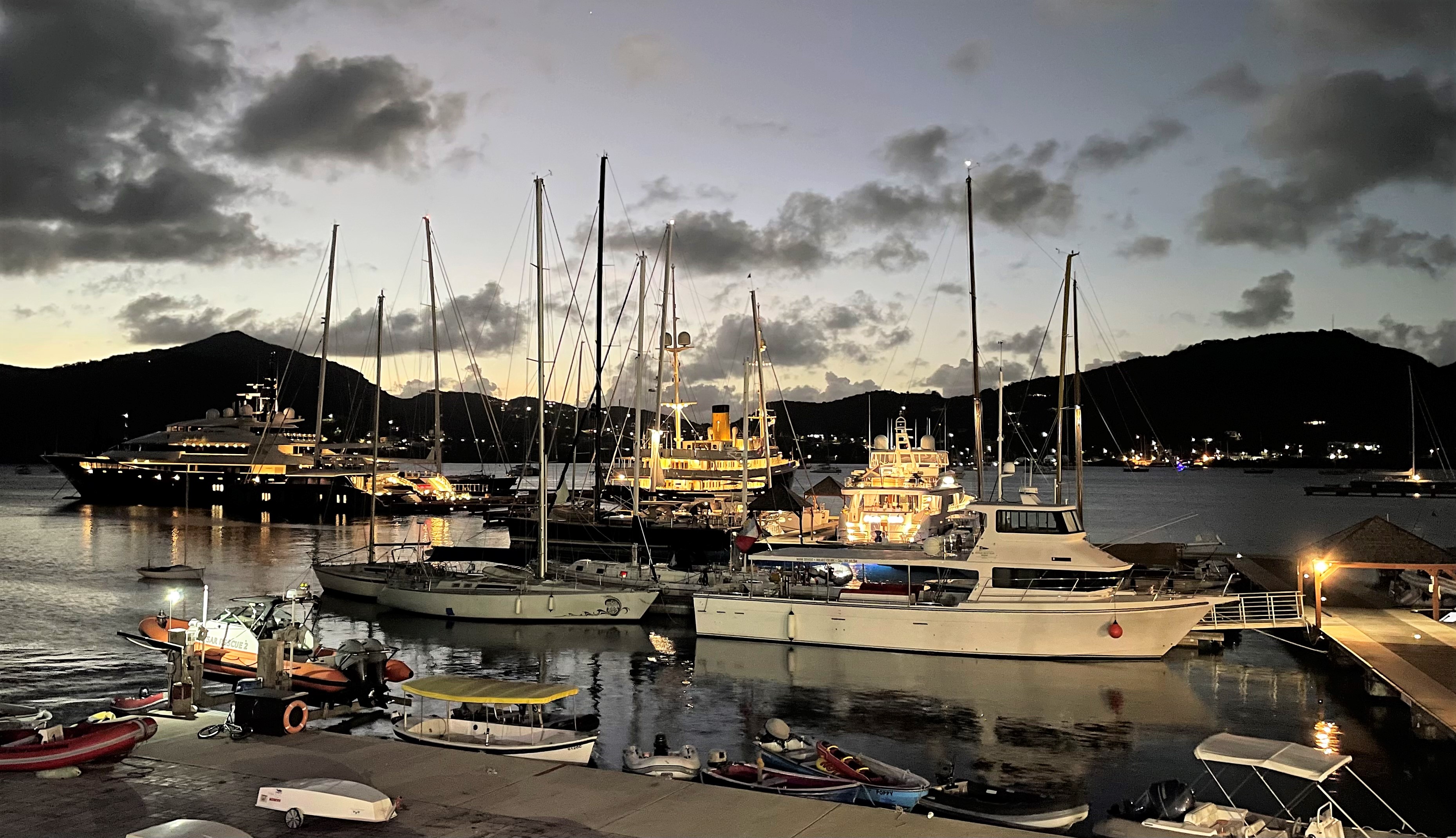 Antigua adalah tujuan wisata kelas atas, seperti terlihat di marina Pelabuhan Inggris . . .