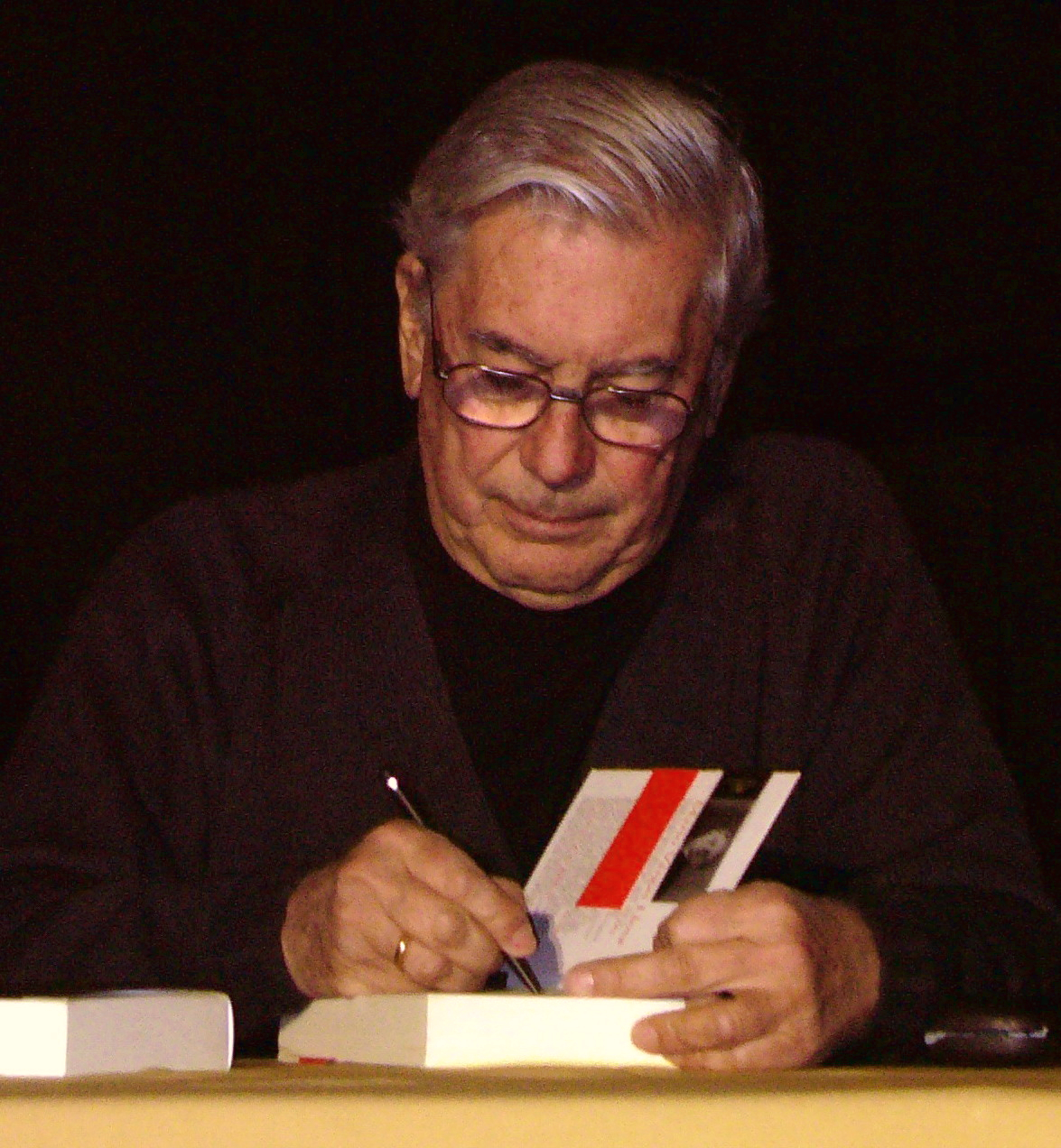 Nhà văn đoạt giải Nobel Văn học Mario Vargas Llosa.