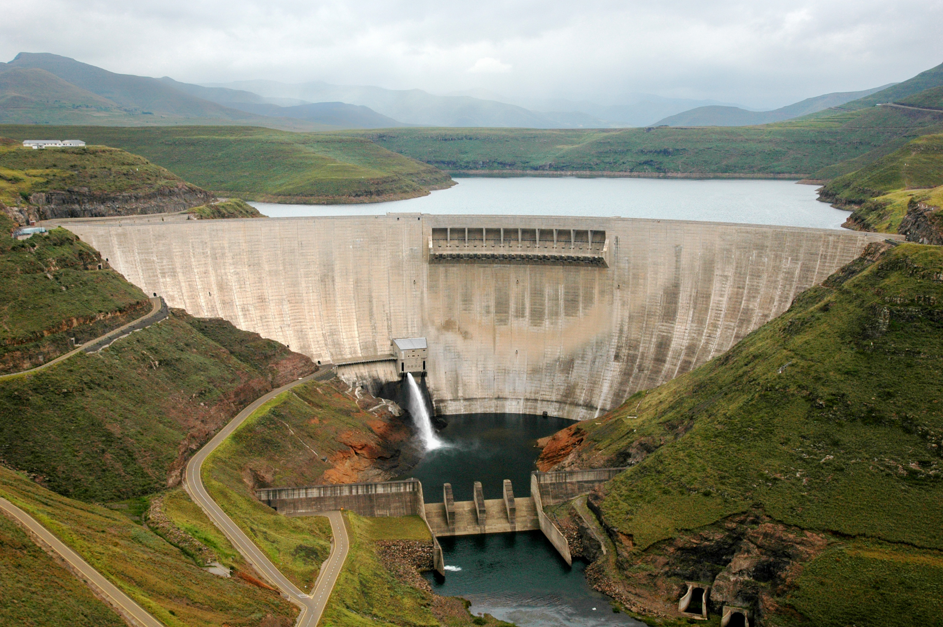 Bendungan Katse, bagian penting dari Proyek Air Dataran Tinggi Lesotho (LHWP).