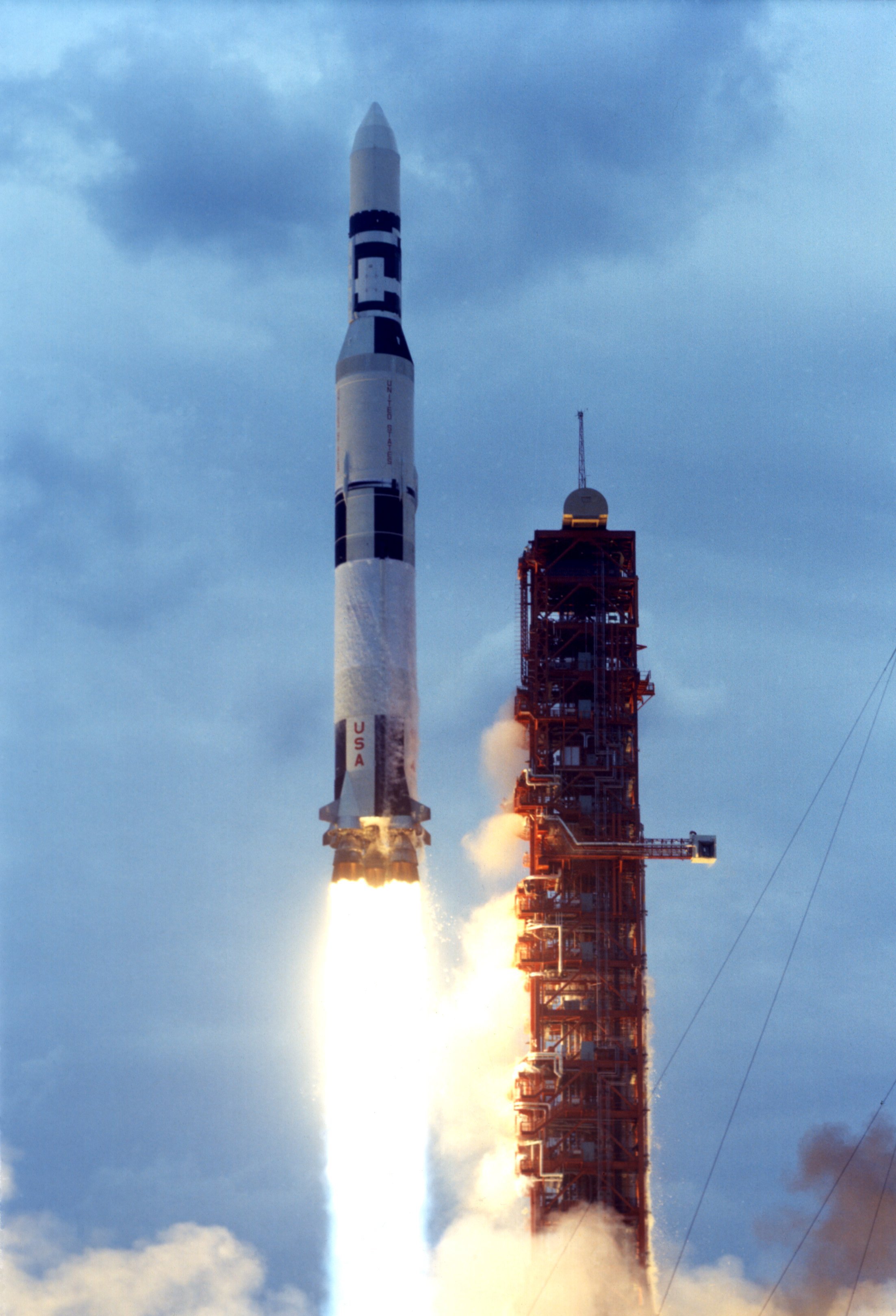 Stesen angkasa Skylab, contoh aplikasi teknologi roket. Bangsawan Lithuania dan pakar artileri Kazimieras Simonavičius membangunkan dan mempopularkan konsep roket berbilang peringkat.