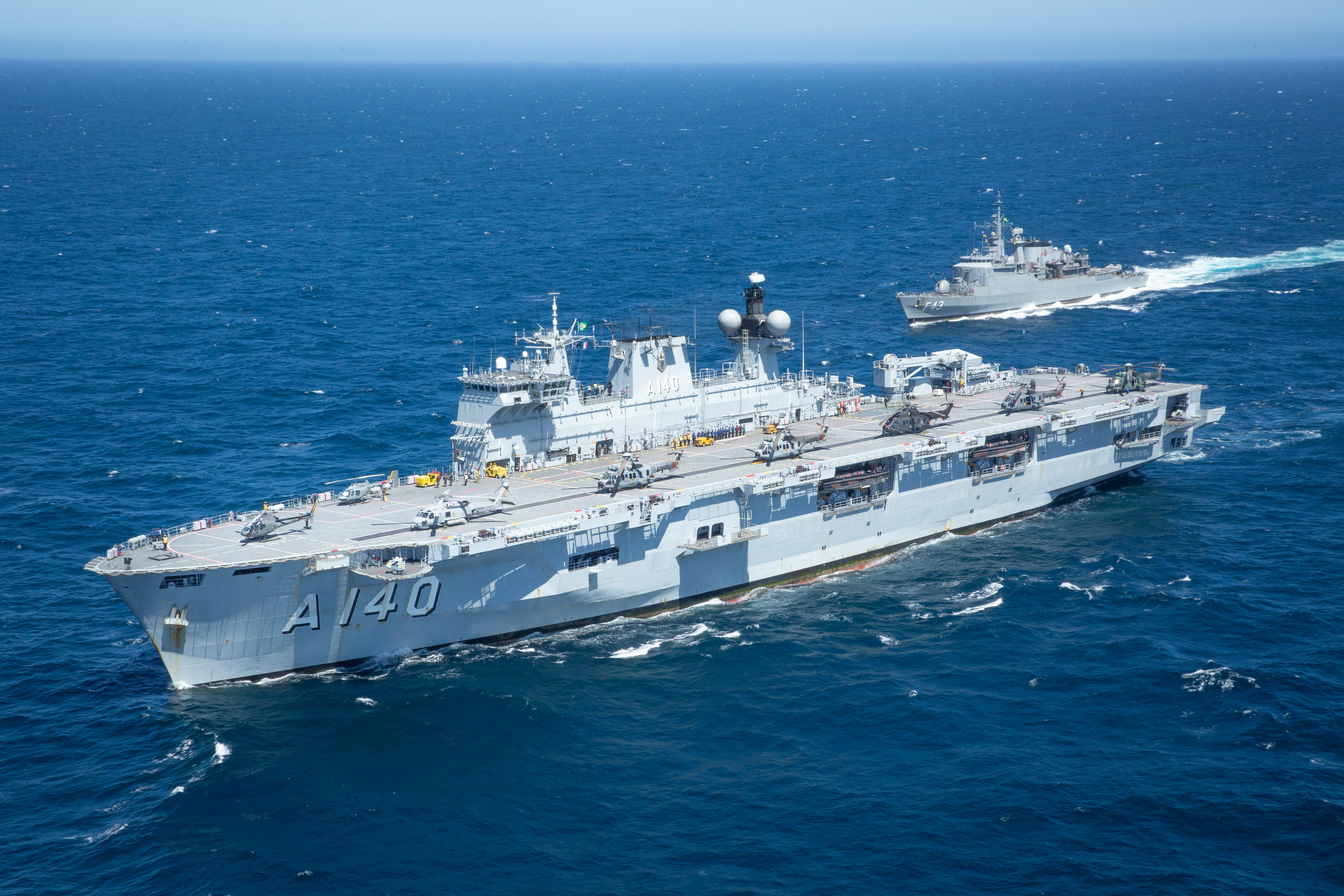 ブラジル海軍の旗艦PHMアトランティコとフリゲート「リベラル」(F-43)(背景)。