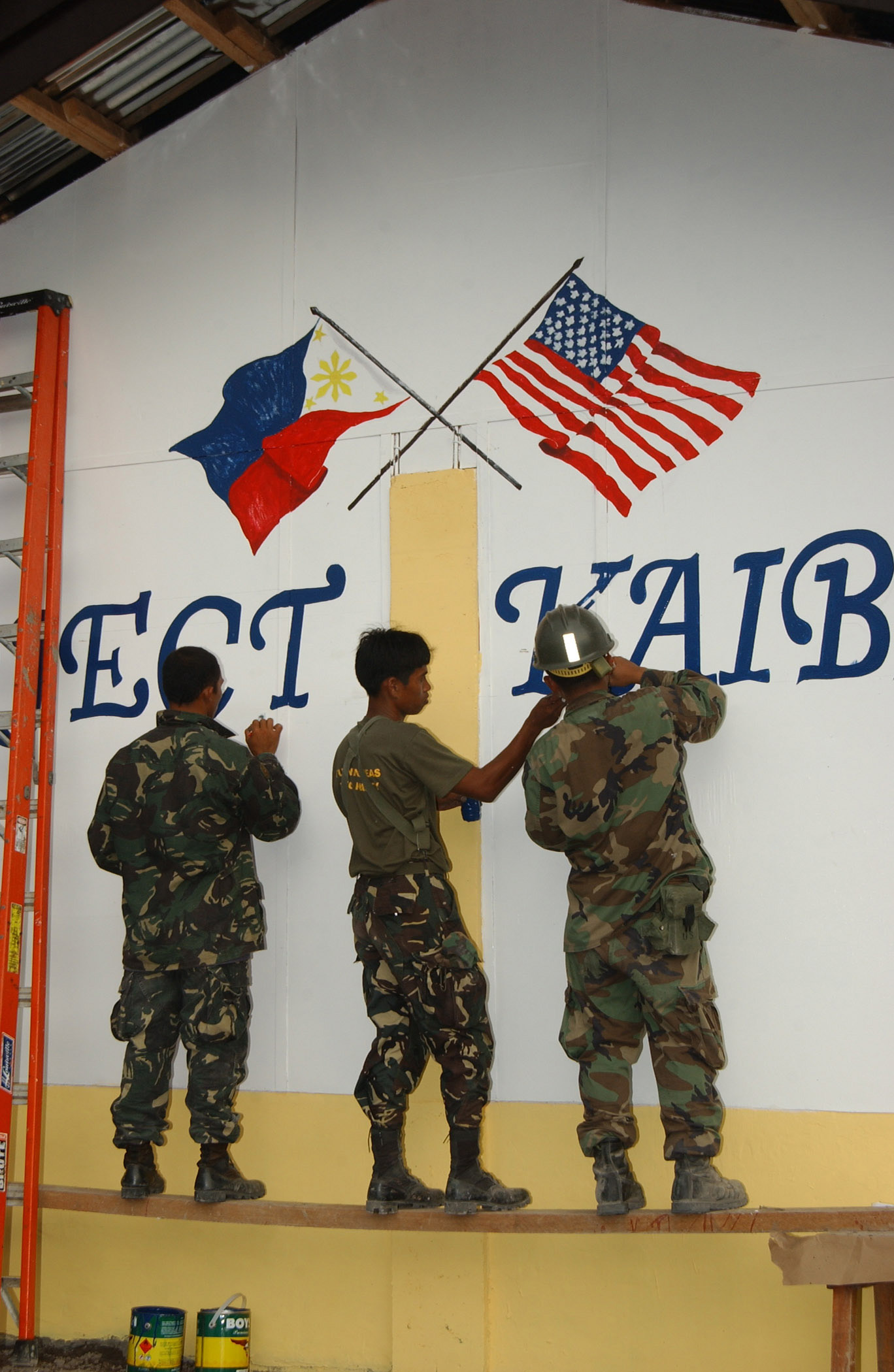 Tentara Filipina melukis bendera AS dan Filipina
