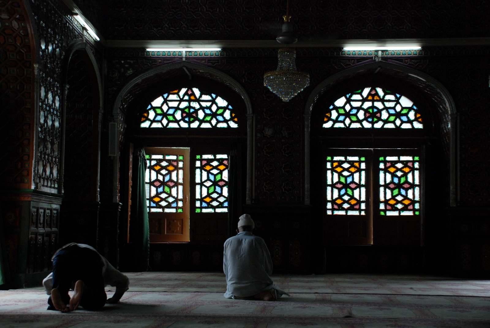Orang Islam menunaikan namaz di sebuah masjid di Srinagar, Jammu dan Kashmir.