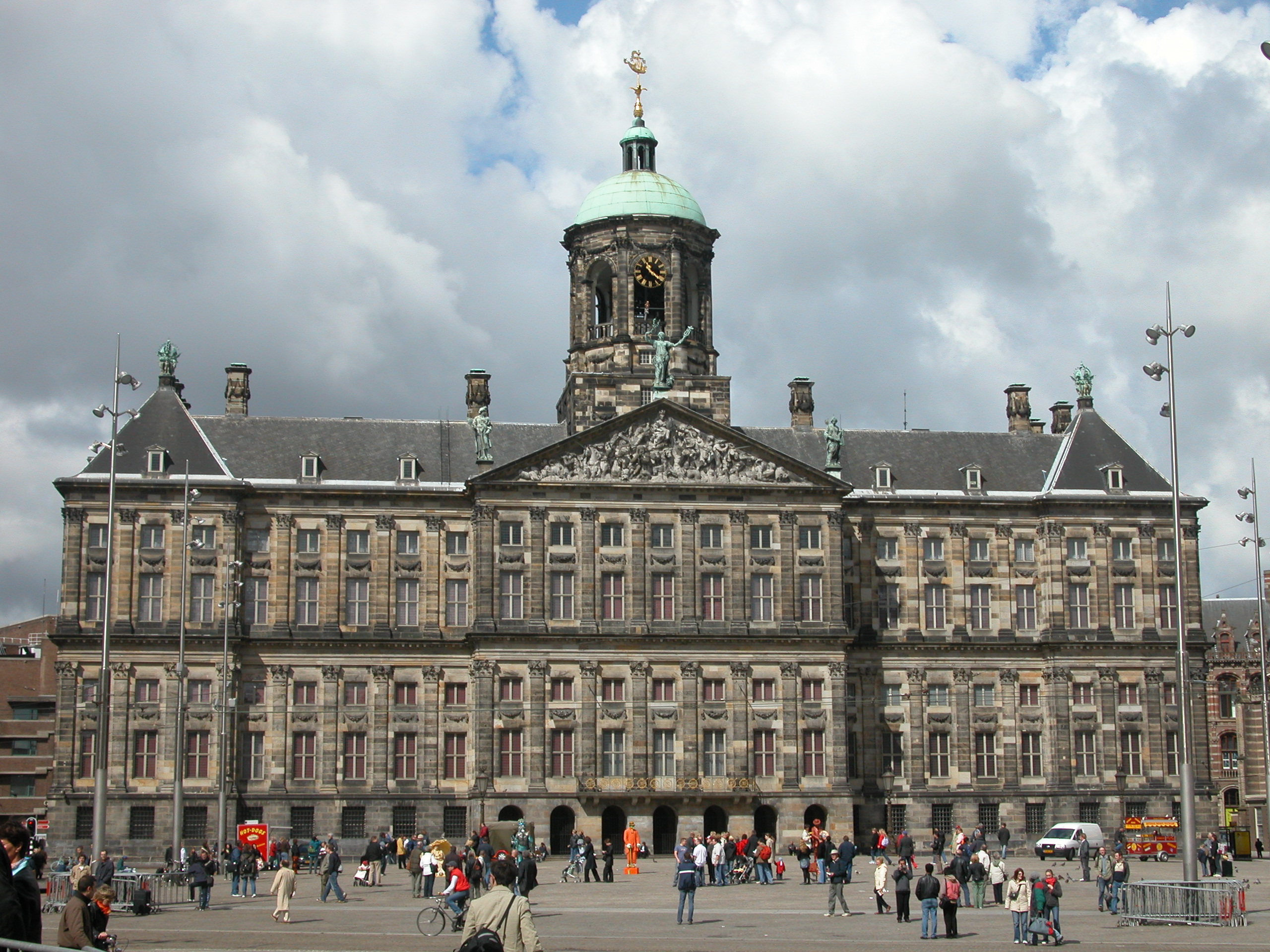Cung điện Hoàng gia Amsterdam (Koninklijk Paleis), một ví dụ về kiến trúc cổ điển Hà Lan, được thiết kế bởi Jacob van Campen.