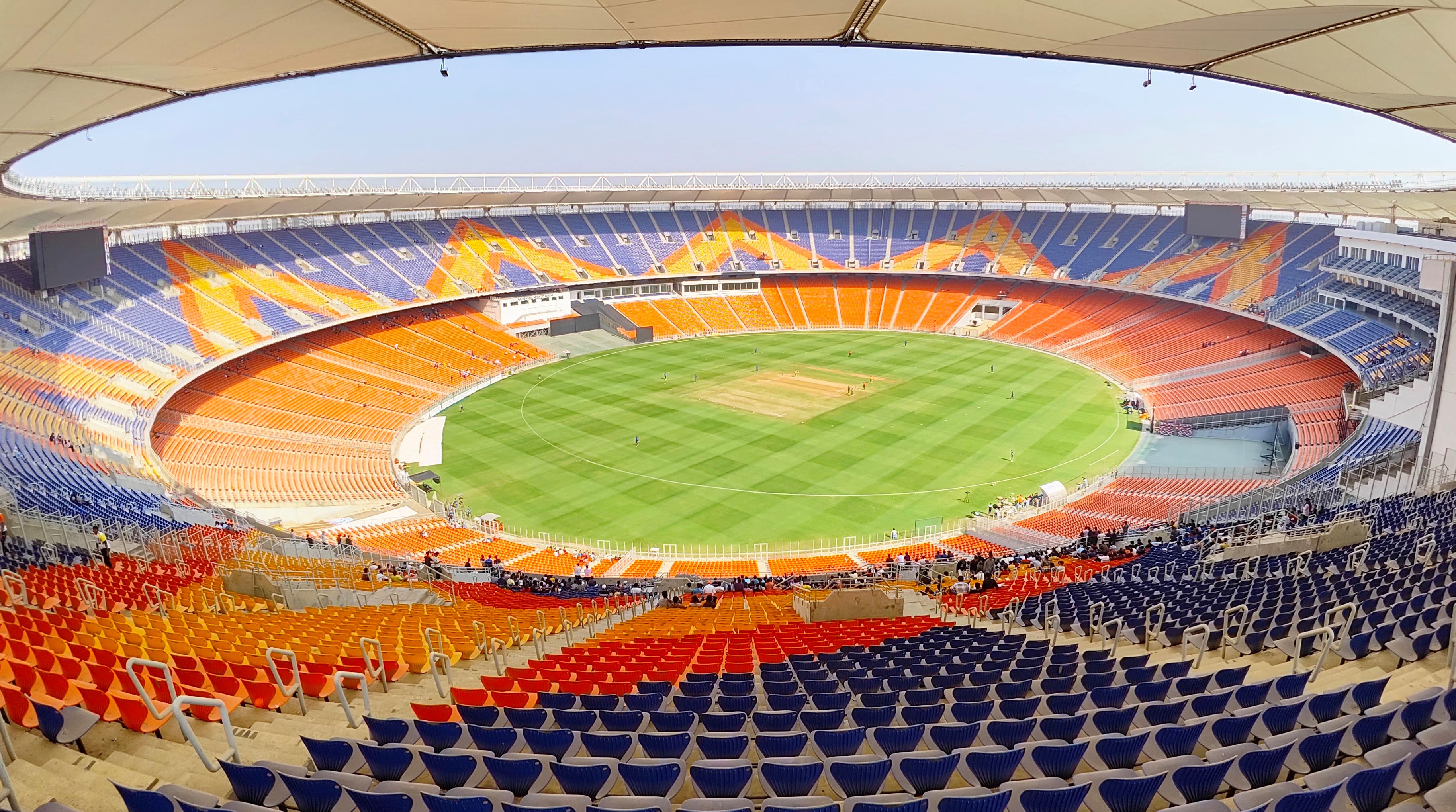 Stadium kriket Stadium Narendra Modi. Ia boleh memuatkan 132,000 orang.