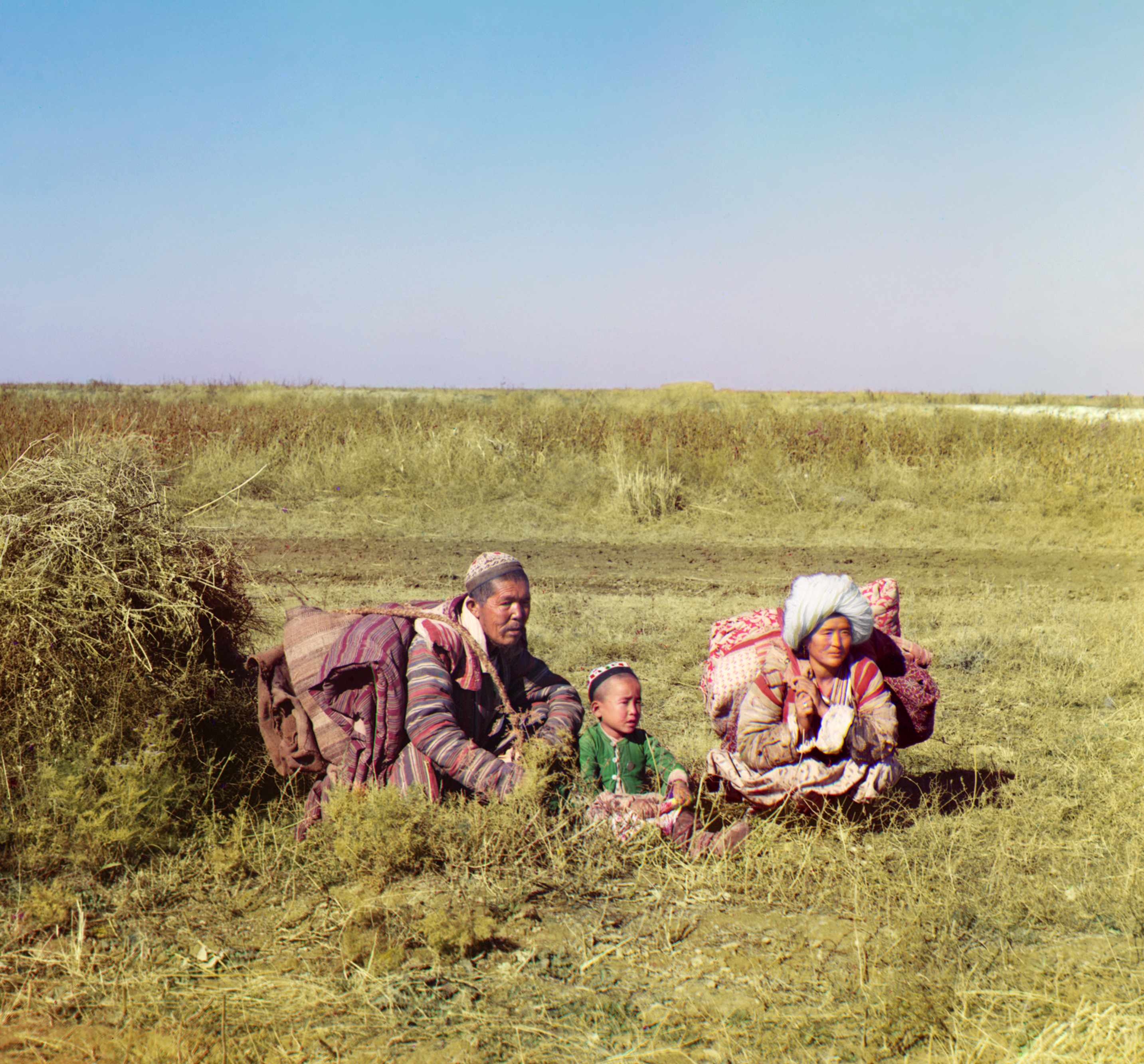 Sebuah keluarga nomad Kyrgyzstan di Steppe Golodnaya di Uzbekistan, 1911, Prokudin-Gorskii