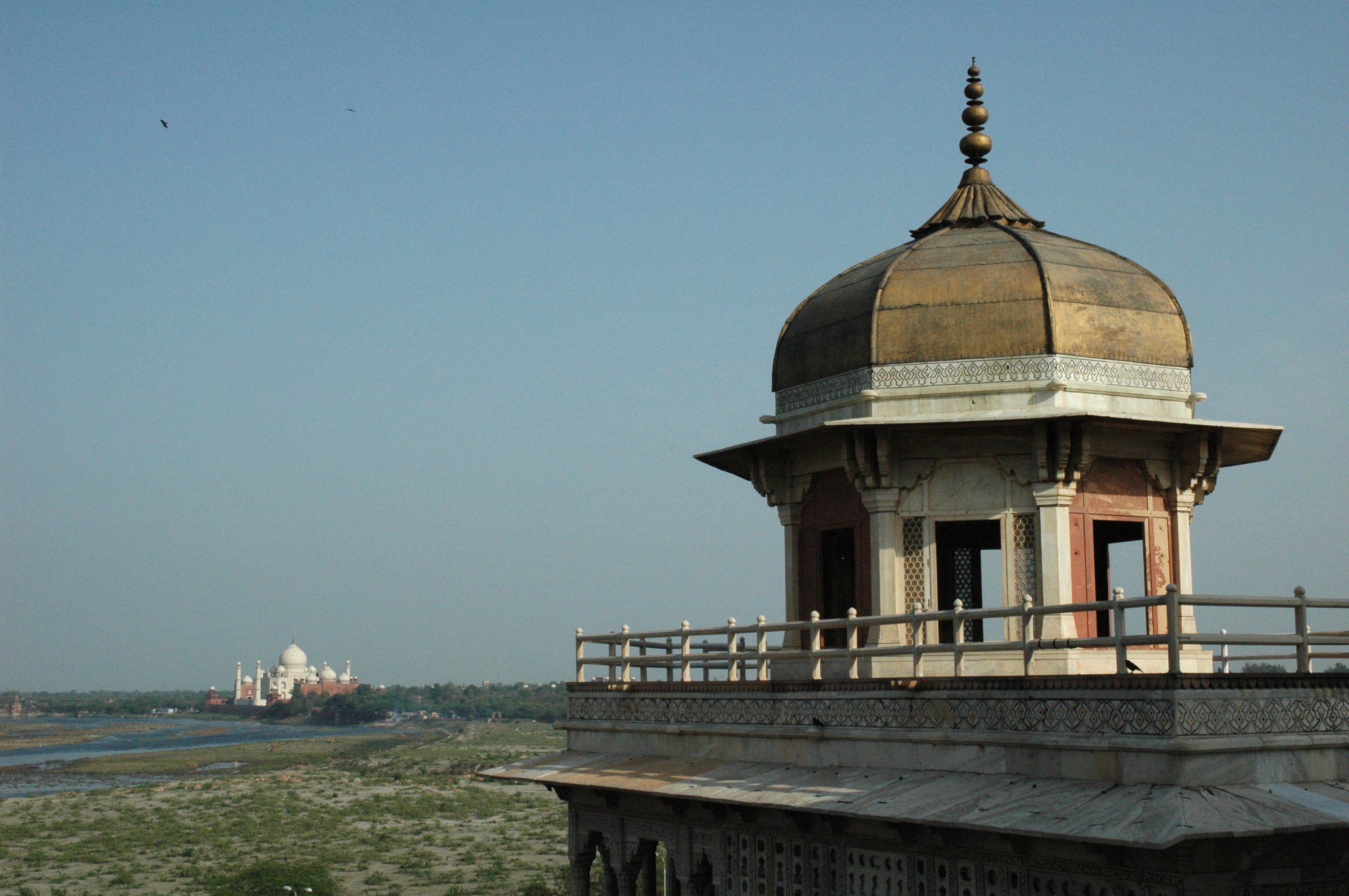 Pemandangan jauh Taj Mahal dari Kubu Agra