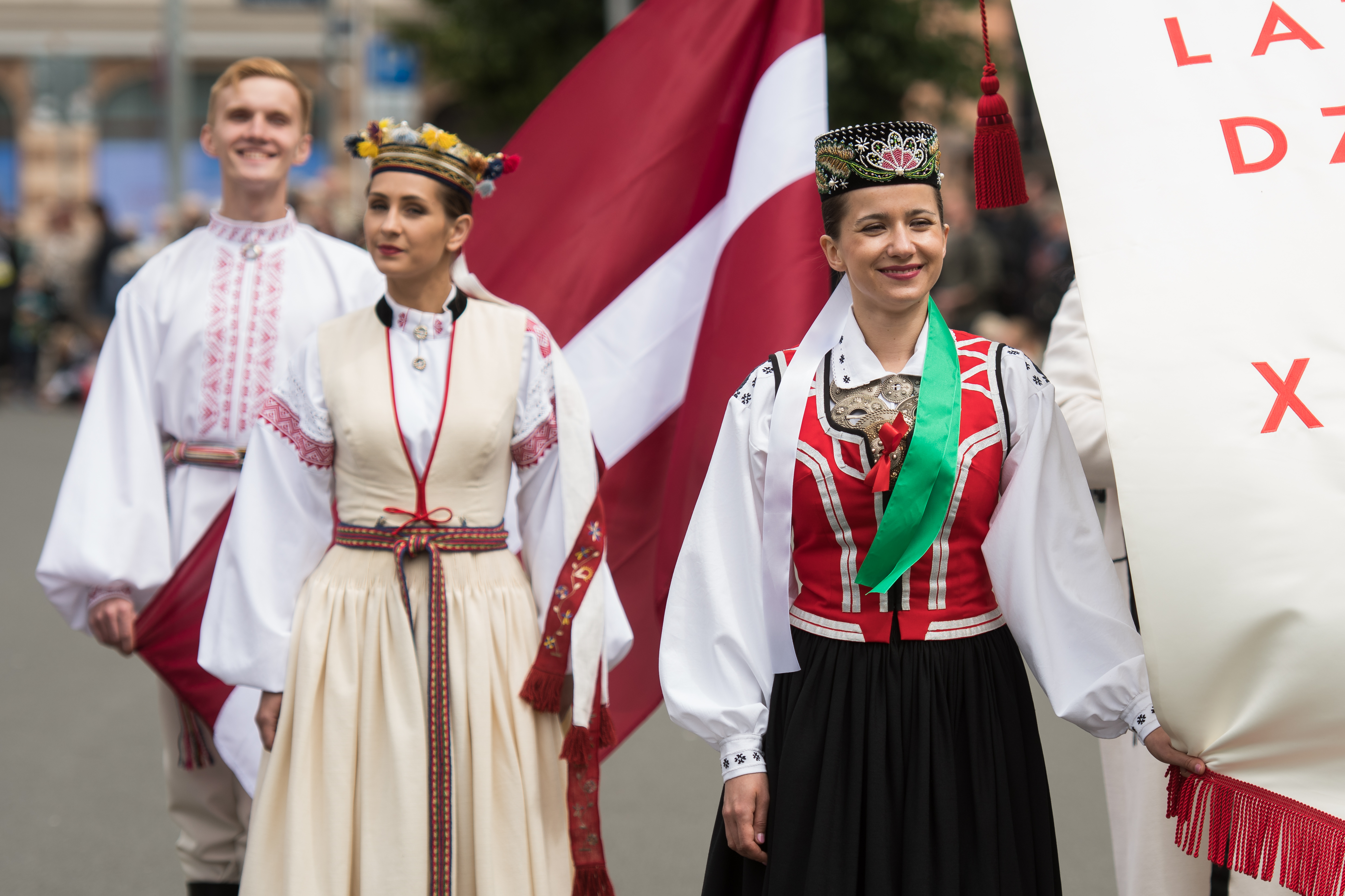 Wanita Latvia memakai pakaian tradisional Diambil pada 2018