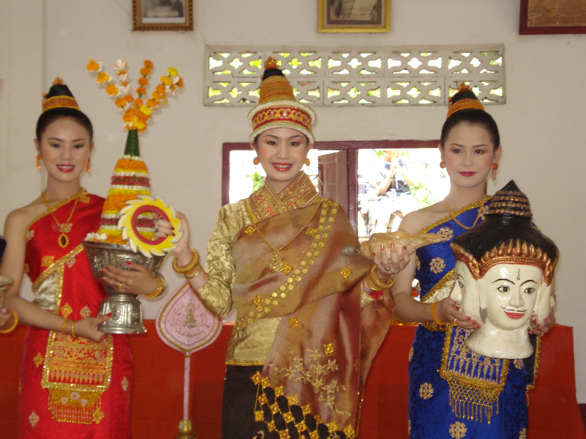 Wanita-wanita Lao dalam pakaian xout lao.