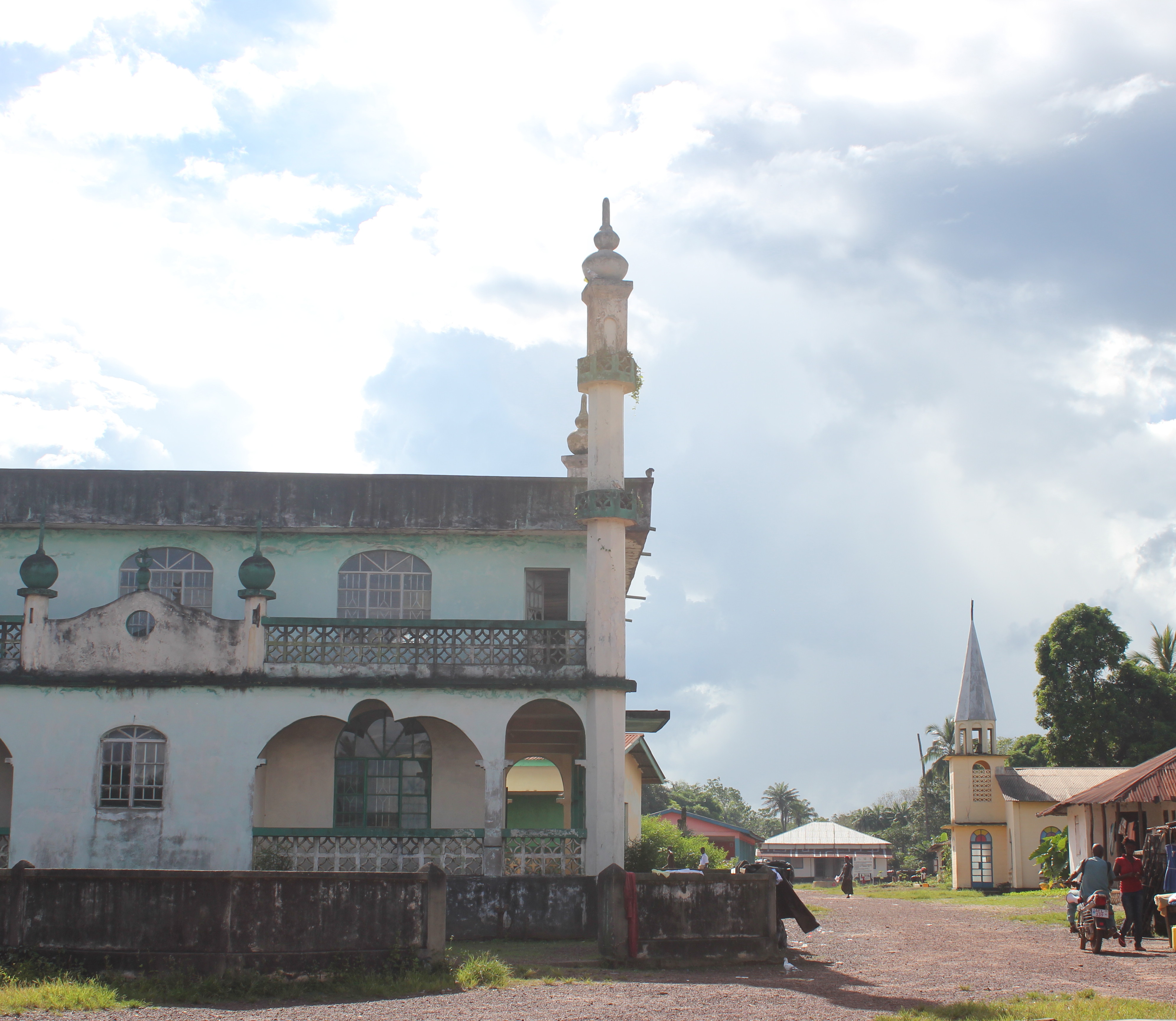 Sebuah masjid dan sebuah gereja di Sierra Leone
