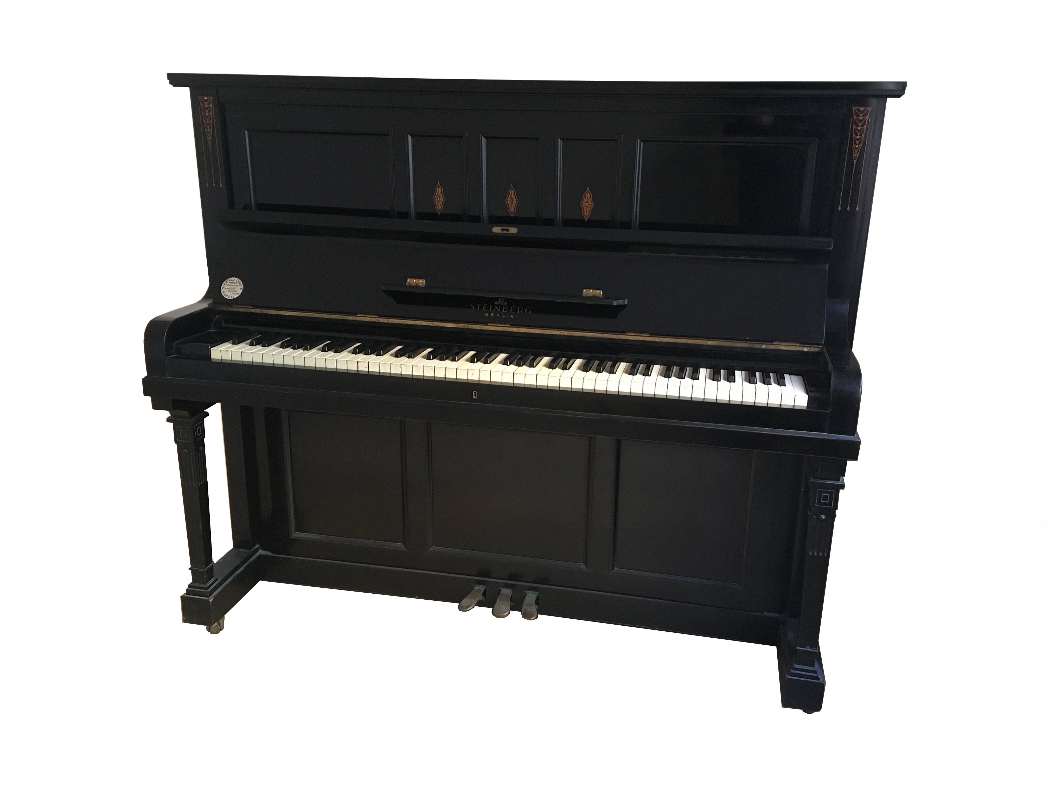 Piano. Instrumen yang terkait dengan musik klasik, termasuk biola dan piano, ditemukan di Italia.
