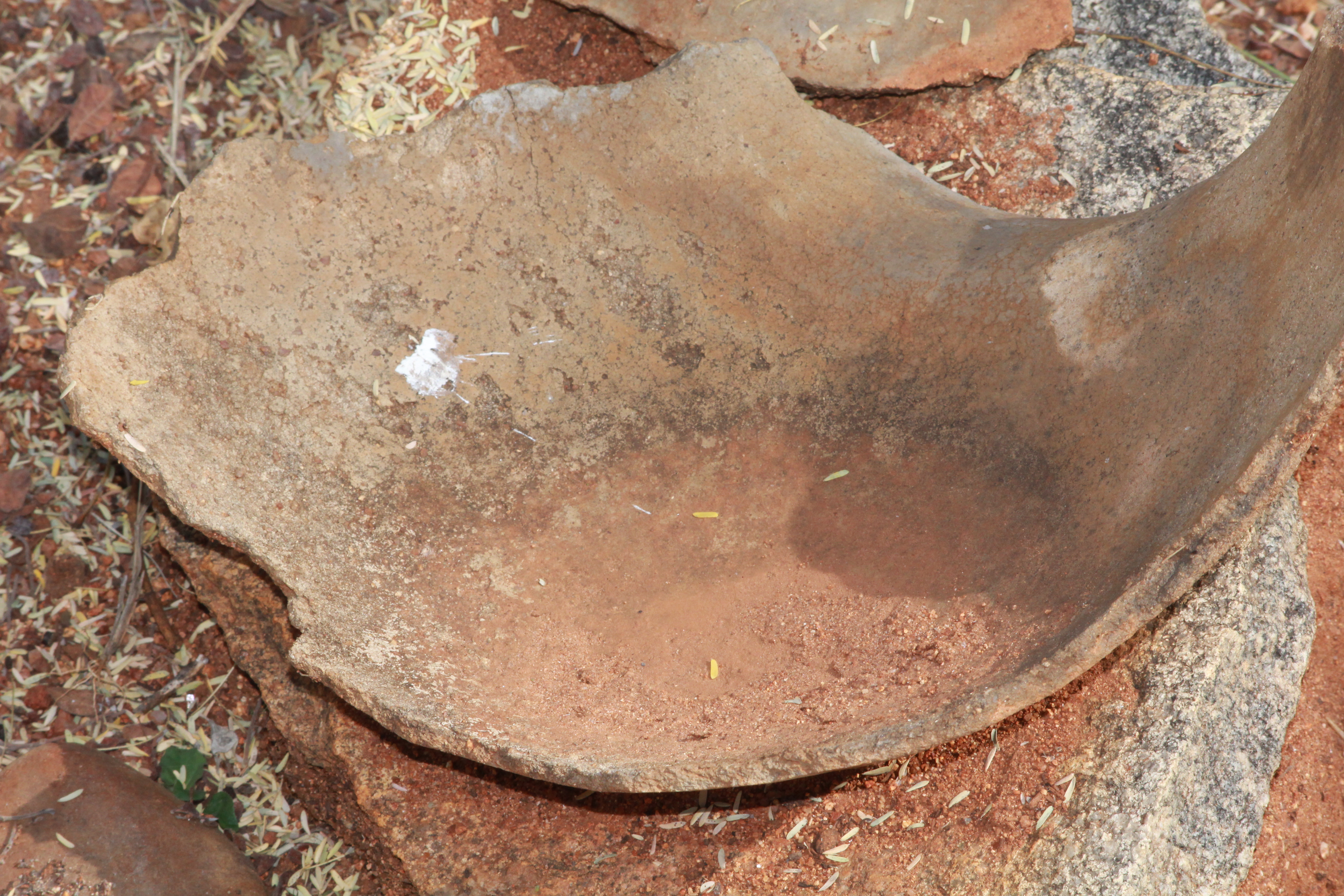 Pinggan tembikar tanah liat dari tapak monumen Domboshaba.