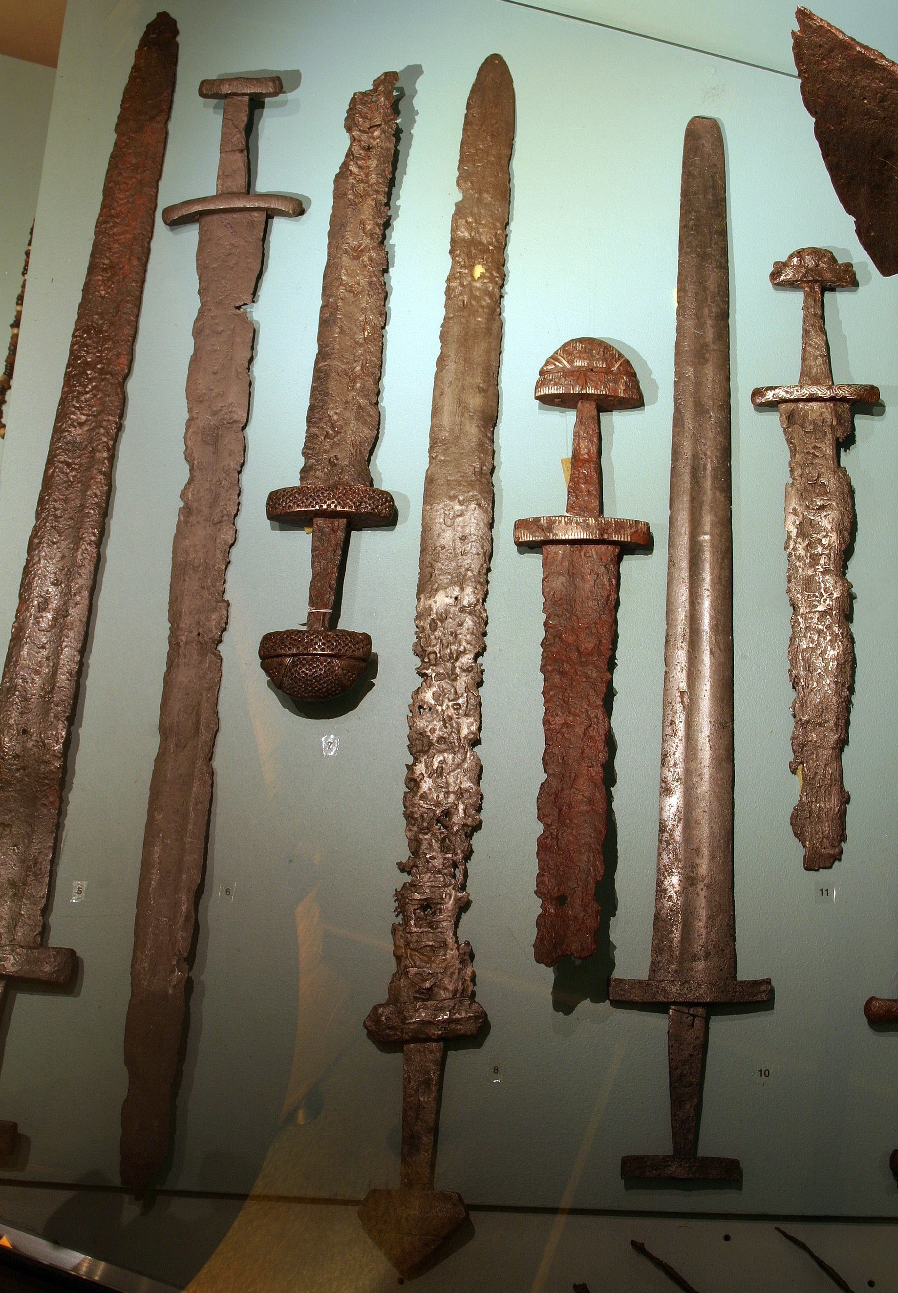 Pedang Viking yang ditemui di Norway, dipelihara di Muzium Bergen