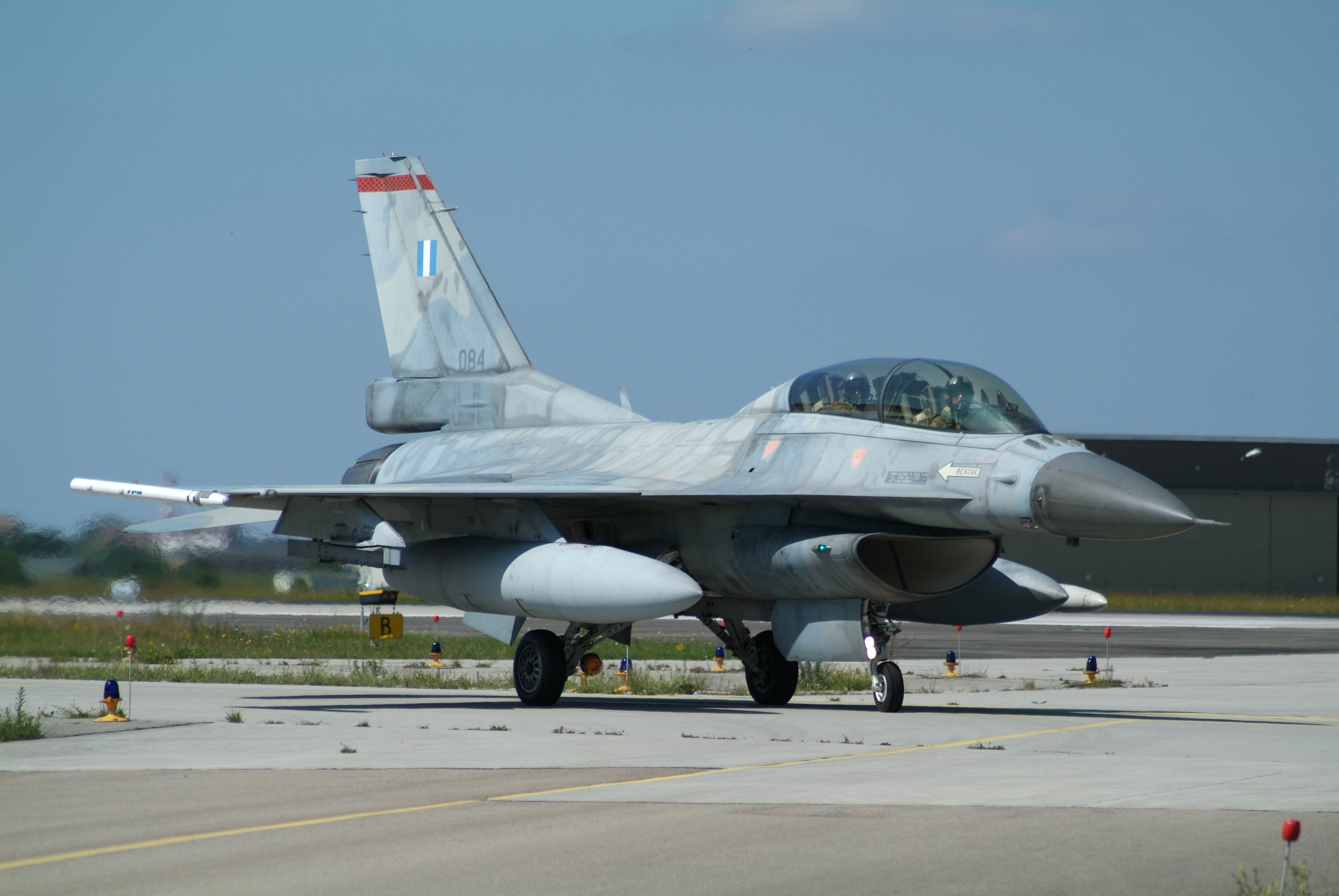 ギリシャ空軍の主力戦闘機であるF-16 ファイティング・ファルコン。航空ショーにて。