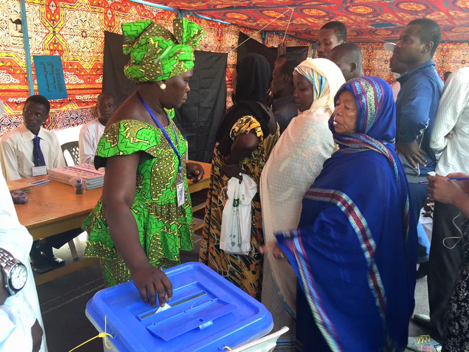 Wanita Chad memberikan suara selama pemilihan presiden 2016.