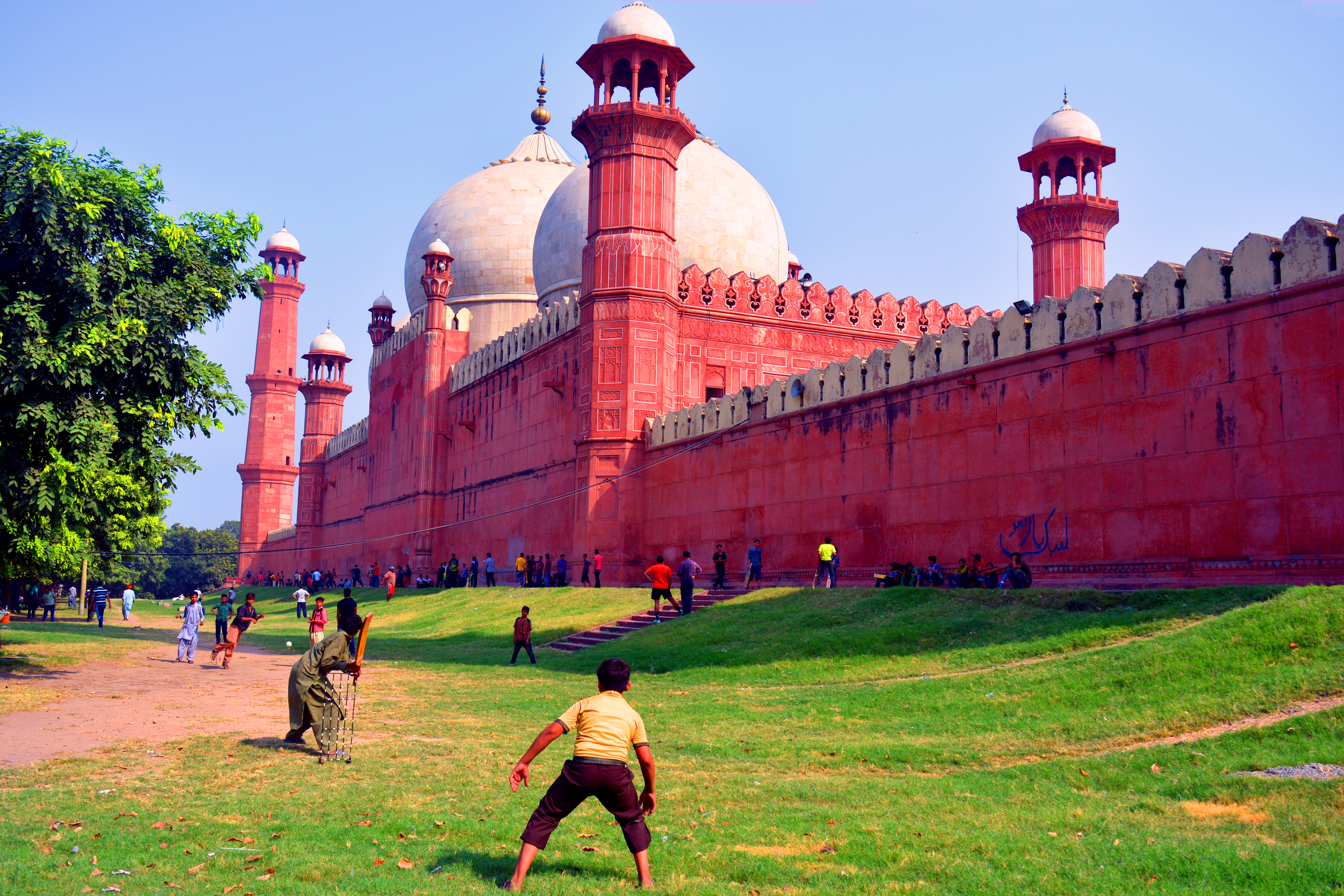 Penduduk tempatan bermain bola pita kriket berhampiran Masjid Badshahi, Lahore