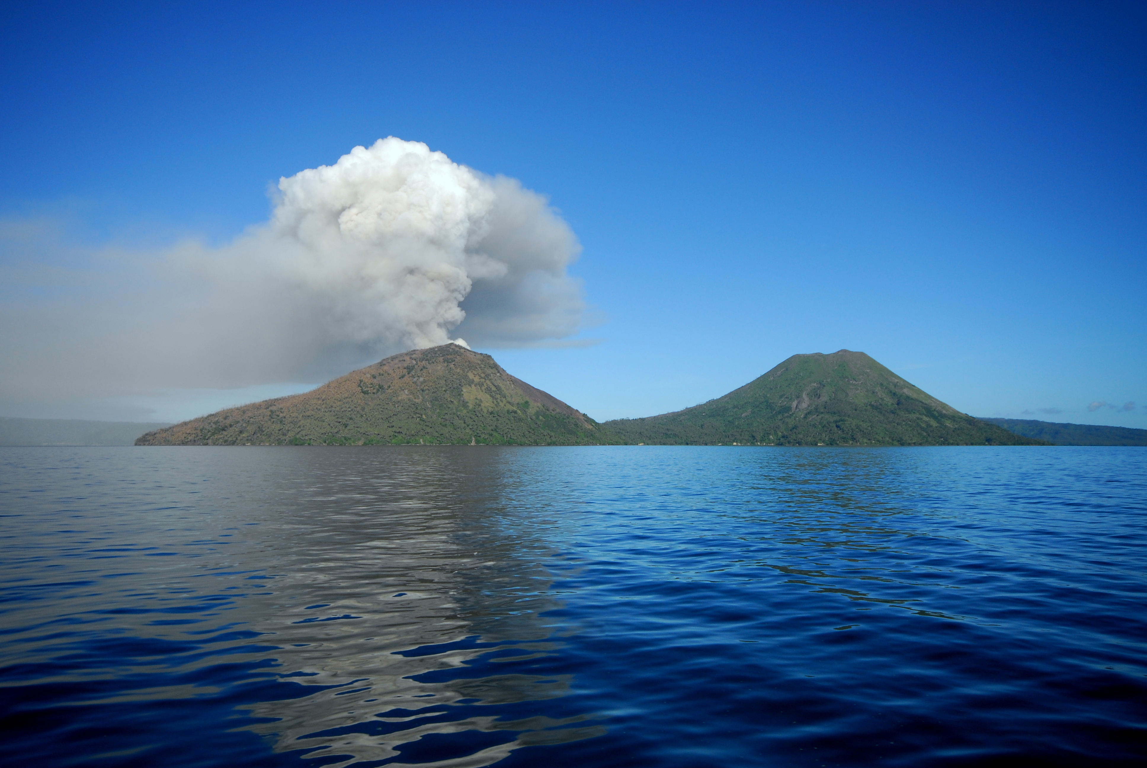 Gunung Tavurvur, sebuah gunung berapi aktif di Papua New Guinea.