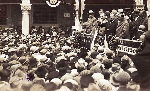 スティエパン・ラディッチ、クロアチア農民党の指導者であり、ドゥブロヴニクの議会(1928年)でユーゴスラビアの連邦制組織を主張した。同年、国民急進党(NRS)のセルビア人国家主義政治家プニシャ・ラチッチによる国会での暗殺未遂の結果としての彼の死は、国を深刻な政治危機へと導いた。