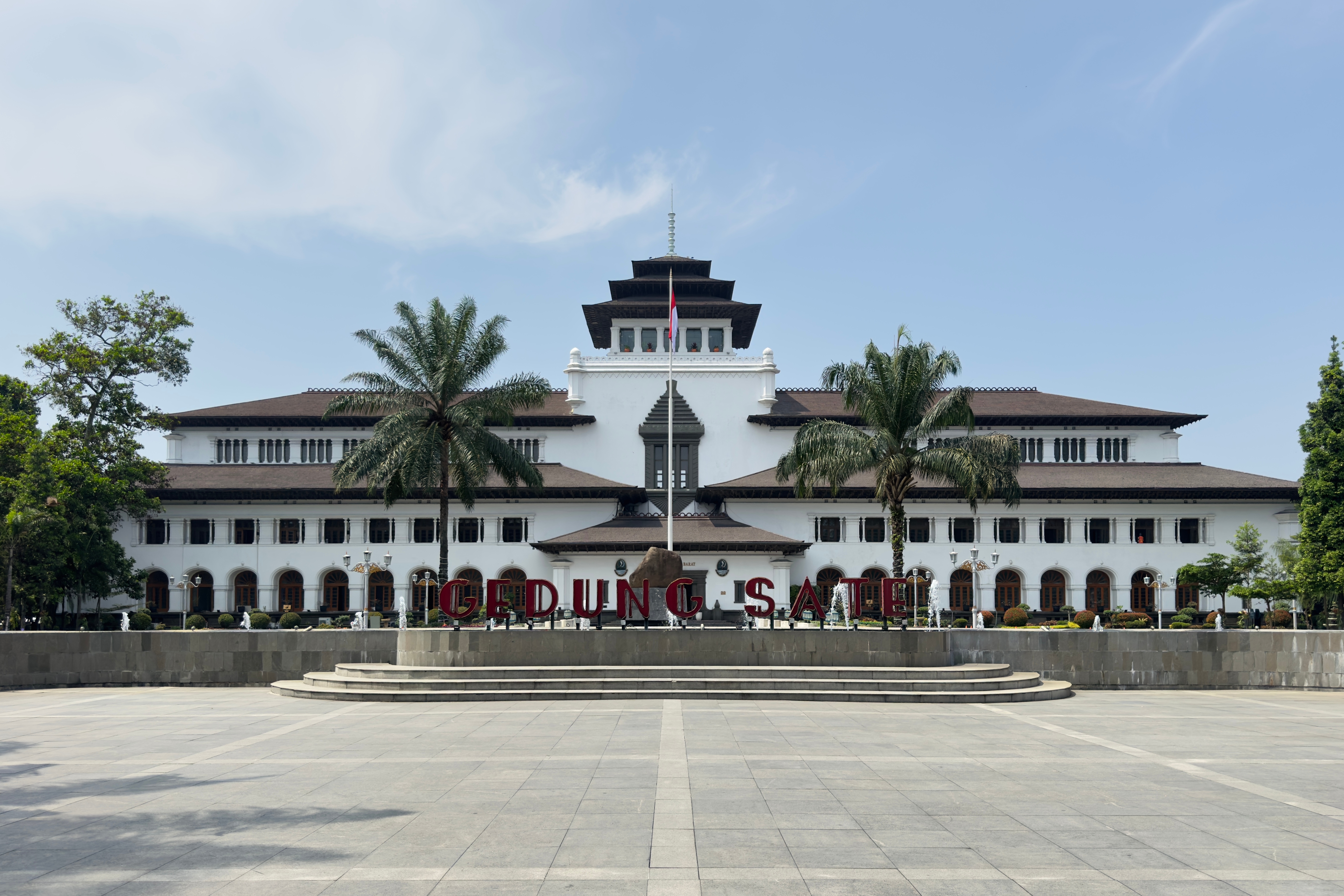 Bangunan Gedung Sate adalah contoh seni bina campuran Sunda dan asing di Bandung, Jawa Barat.