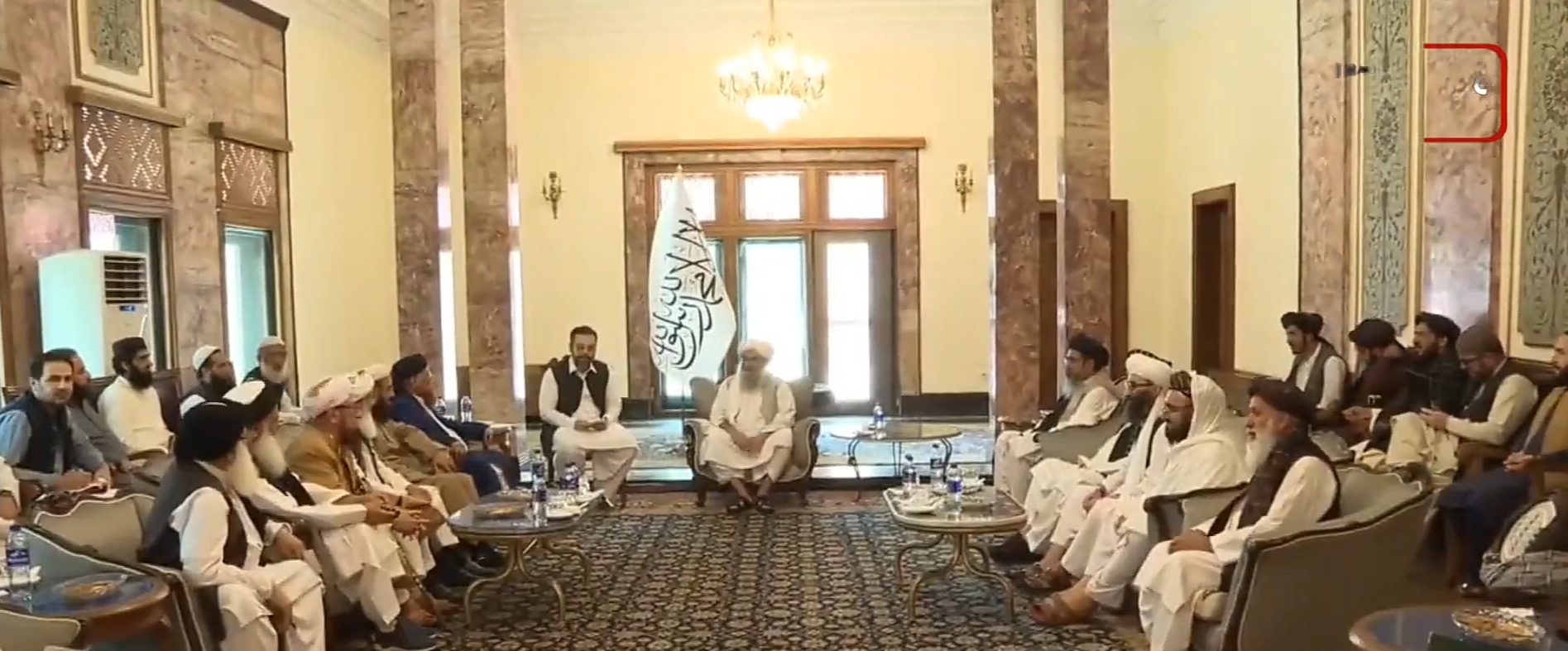 Thủ tướng lâm thời Hasan Akhund (phải) gặp gỡ cựu Chánh án Tòa án Tối cao Pakistan Muhammad Taqi Usmani tại Dinh Arg
