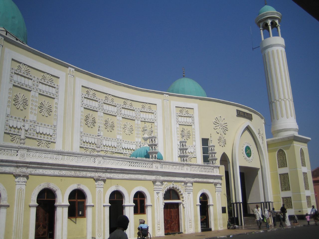 Sebuah masjid di pusat kota Maputo, mencerminkan kehadiran komunitas Muslim yang signifikan.