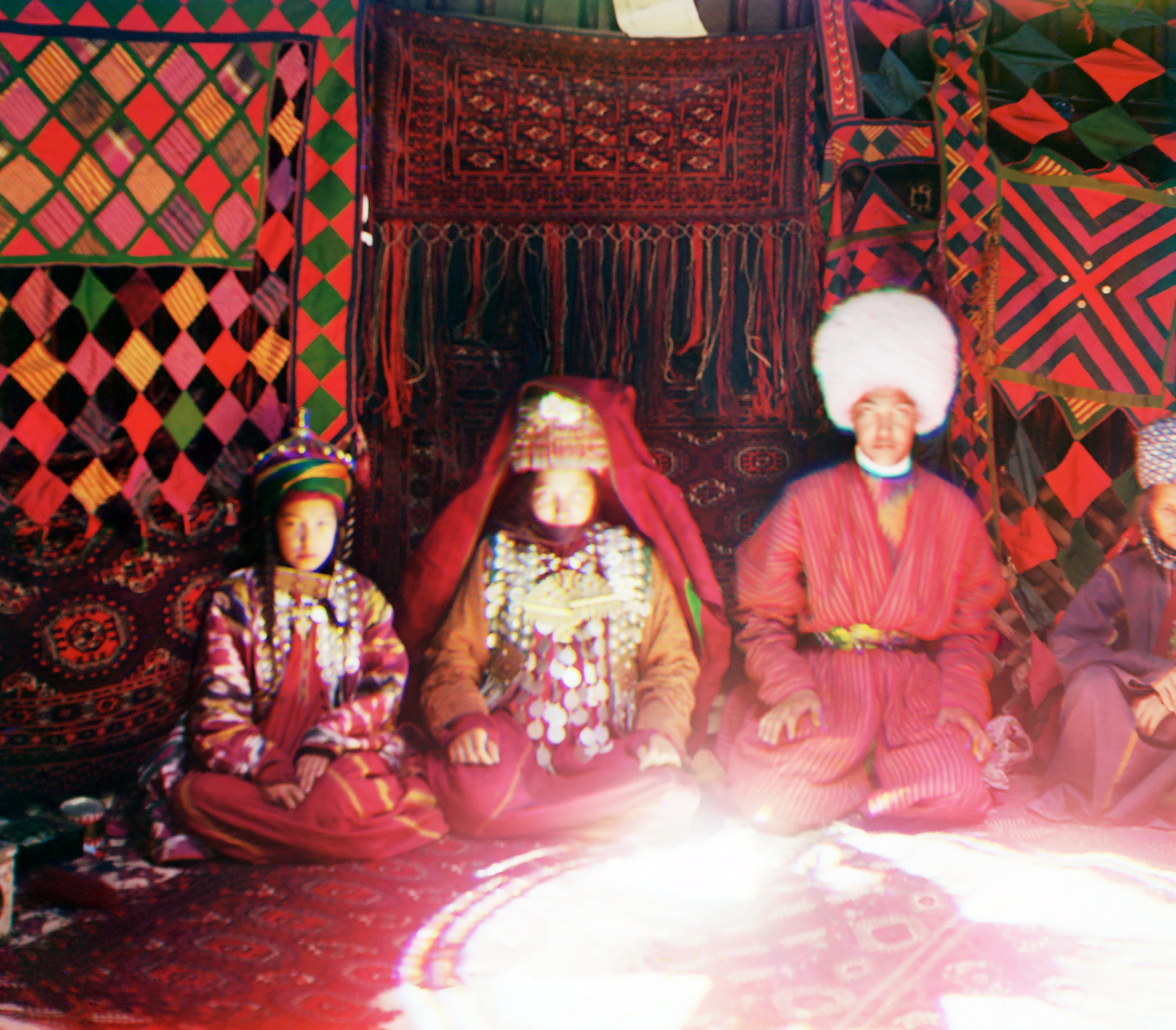 Sebuah keluarga Turkmen sedang berehat di dalam yurt. Gambar oleh Sergey Prokudin-Gorsky