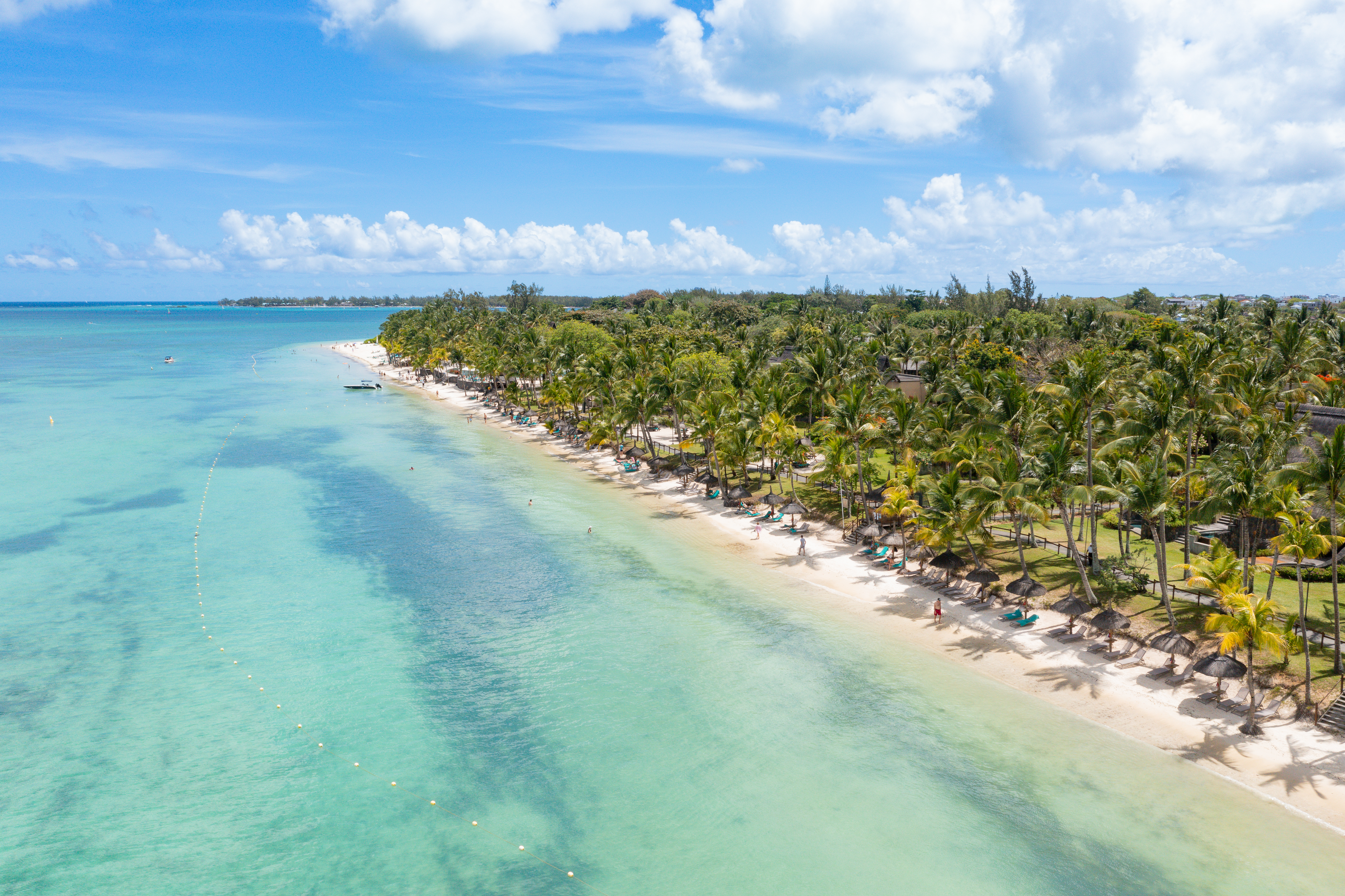 Pantai tropis di Trou-aux-Biches.
