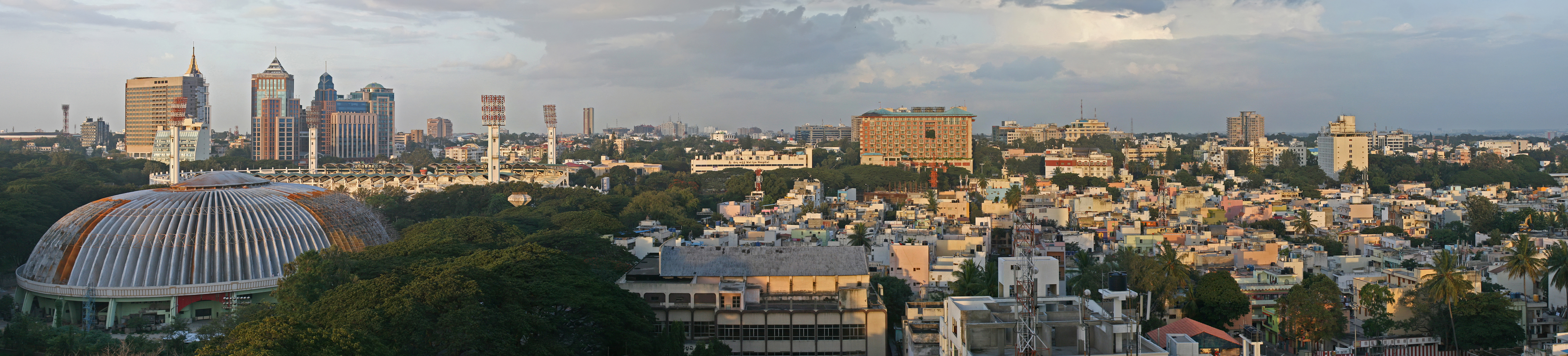 Panorama Bengaluru, pusat ekonomi pengembangan perangkat lunak India. Pada tahun 1980-an, ketika perusahaan multinasional pertama mulai mendirikan pusat di India, mereka memilih Bengaluru (saat itu disebut Bangalore) karena banyaknya lulusan terampil di daerah tersebut, yang pada gilirannya disebabkan oleh banyaknya perguruan tinggi sains dan teknik di wilayah sekitarnya.