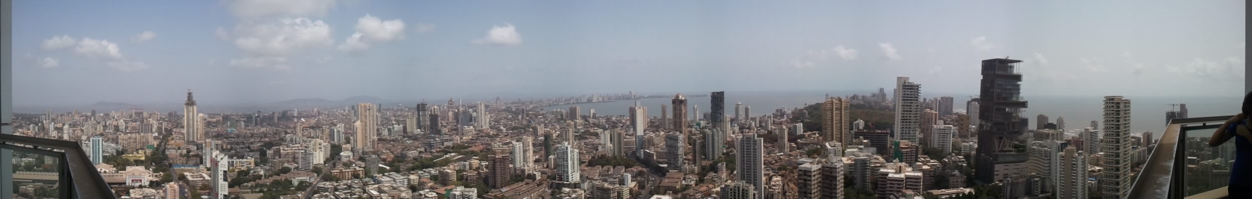 Panorama Bengaluru, pusat ekonomi pembangunan perisian India. Pada tahun 1980-an, apabila syarikat multinasional pertama mula menubuhkan pusat di India, mereka memilih Bengaluru (ketika itu dipanggil Bangalore) kerana kumpulan besar graduan mahir di kawasan itu, disebabkan oleh banyak kolej sains dan kejuruteraan di rantau sekitarnya.