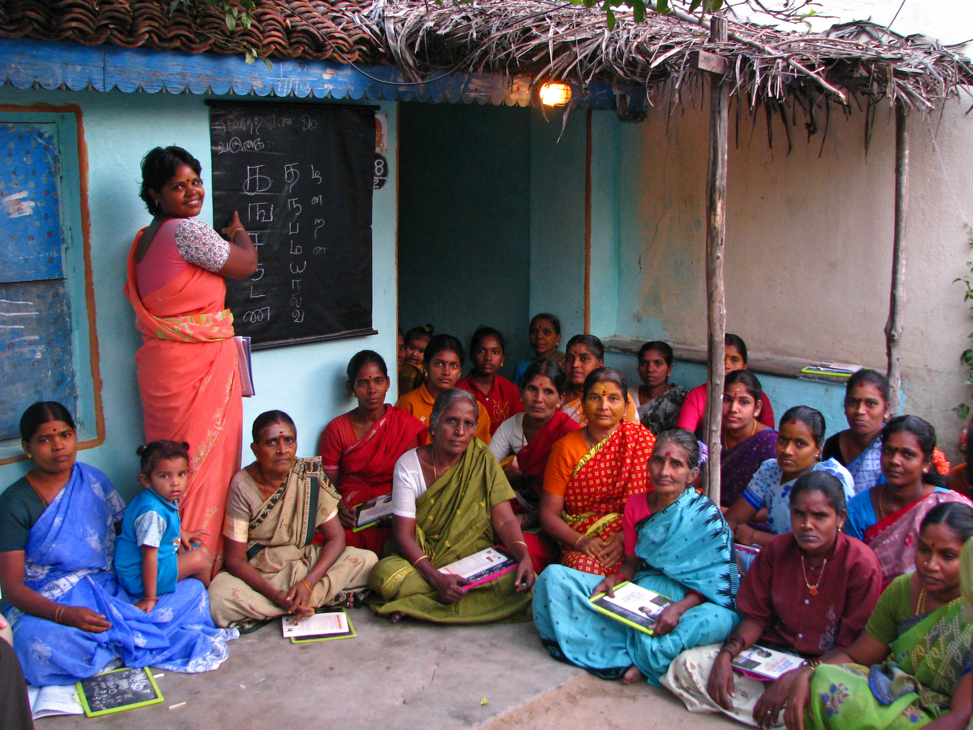 Wanita dalam sari di kelas literasi dewasa di Tamil Nadu
