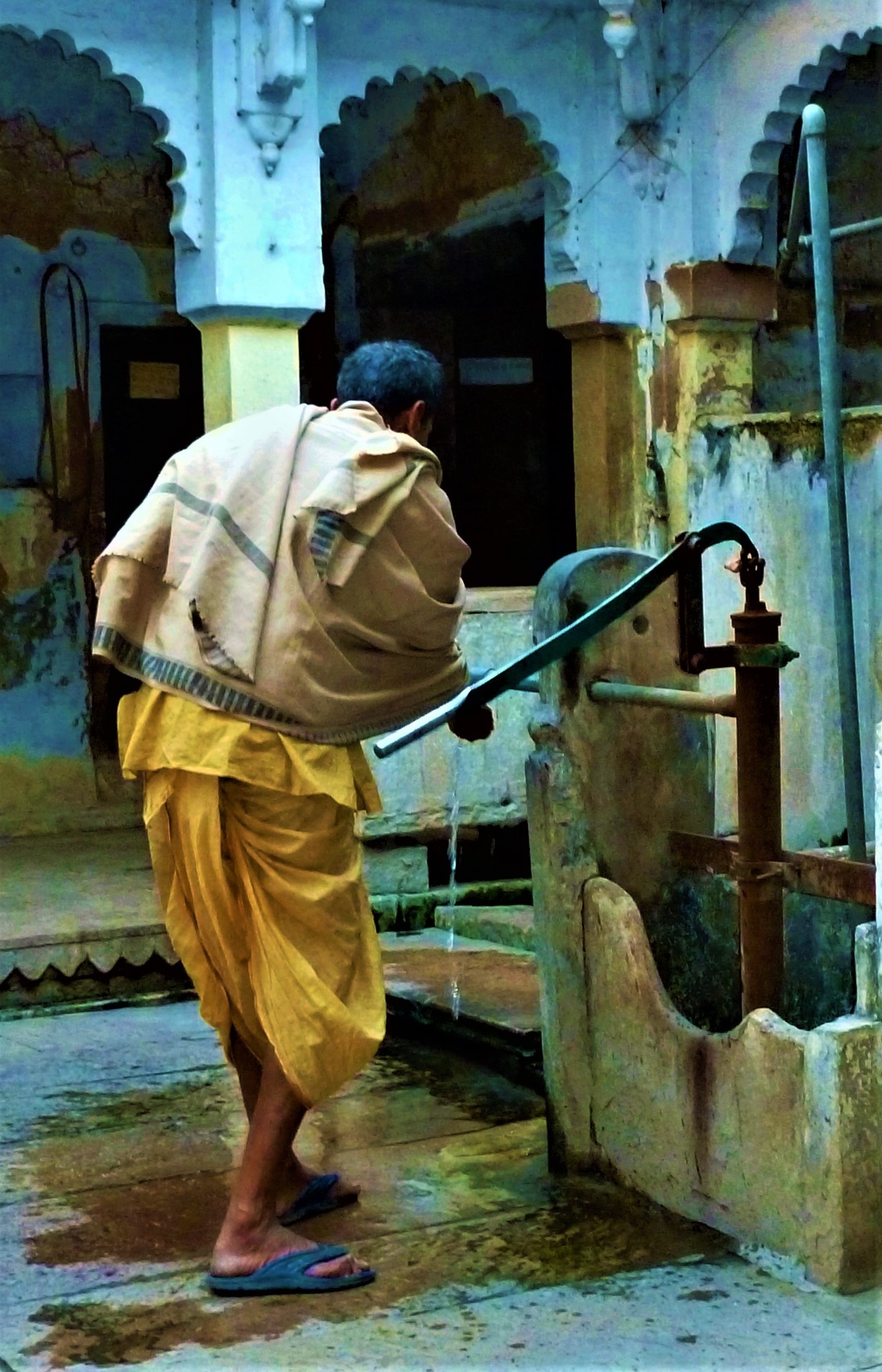 Seorang lelaki dalam dhoti dan memakai selendang bulu, di Varanasi