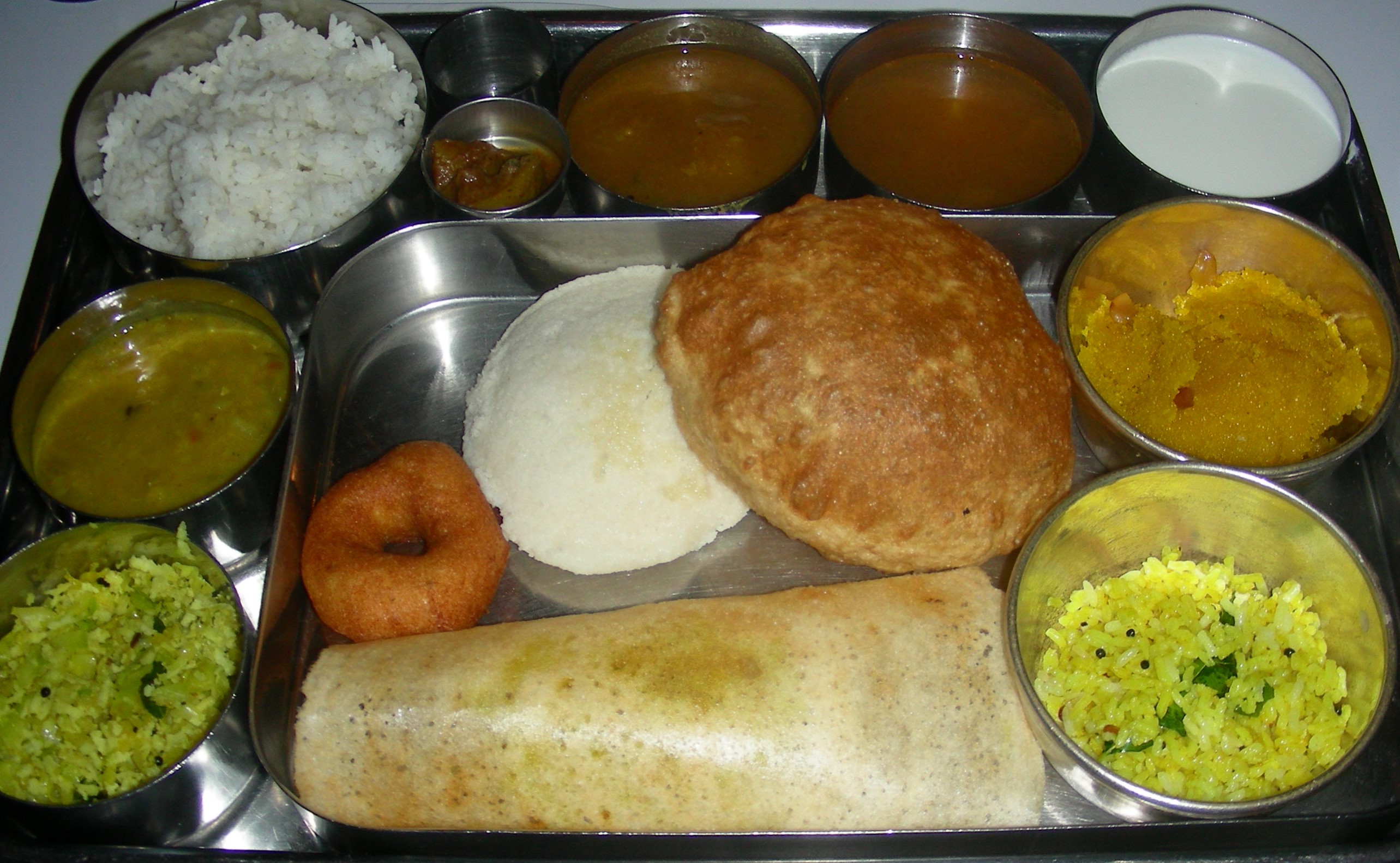 Thali vegetarian India Selatan, atau piring saji