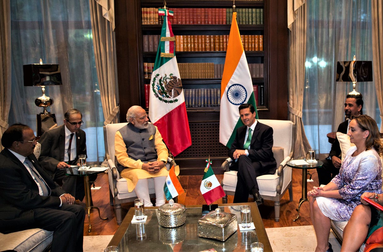 Perdana Menteri Narendra Modi dari India (kiri, latar belakang) dalam pembicaraan dengan Presiden Enrique Peña Nieto dari Meksiko selama kunjungan ke Meksiko, 2016