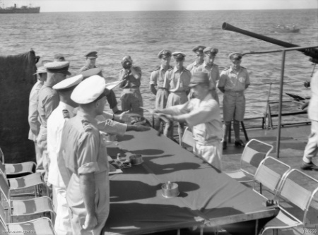 Penyerahan pasukan Jepang di Nauru di atas kapal HMAS Diamantina pada Perang Dunia II