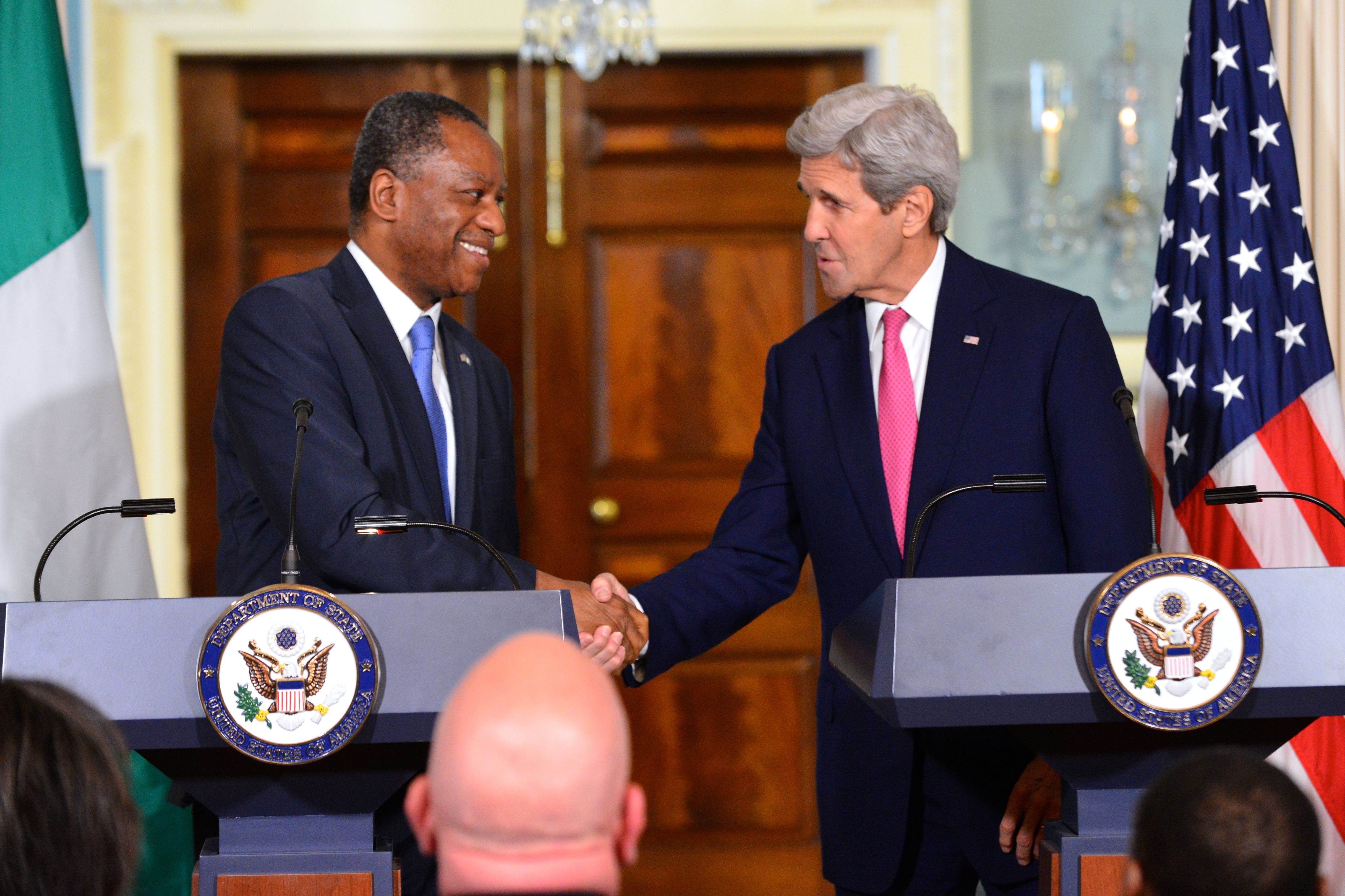 Perdana Menteri Nigeria Geoffrey Onyeama dan Setiausaha Negara AS, John Kerry, selepas menyampaikan ucapan di Suruhanjaya Dwinasional AS-Nigeria di Jabatan Negara AS di Washington, D.C. pada tahun 2016