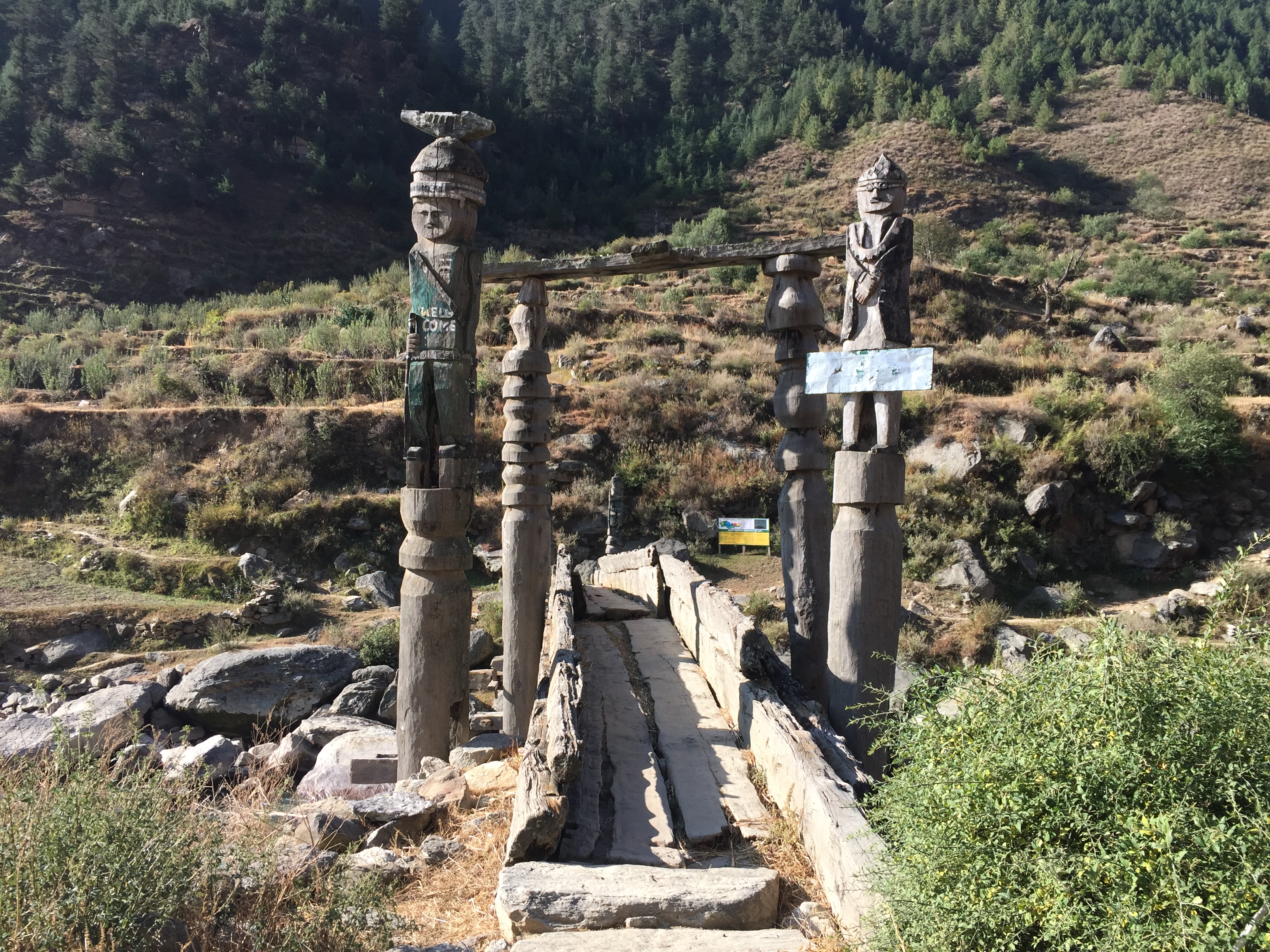 Lembah Sinja, yang dianggap sebagai tempat asal Khas dan bahasa Nepali, merupakan jantung dari kekaisaran Khas Malla.