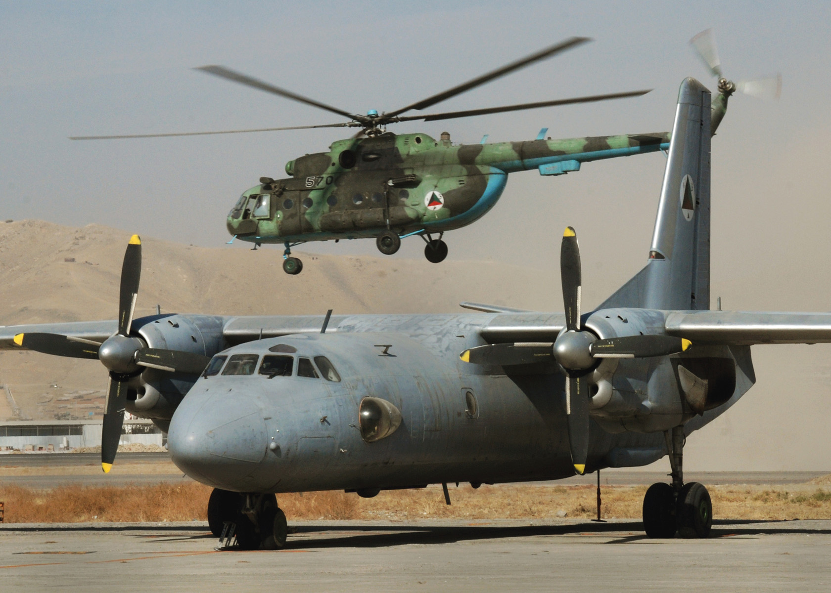 Pesawat Antonov An-26 dan helikopter Mil Mi-17 yang digunakan oleh Angkatan Udara Nikaragua.