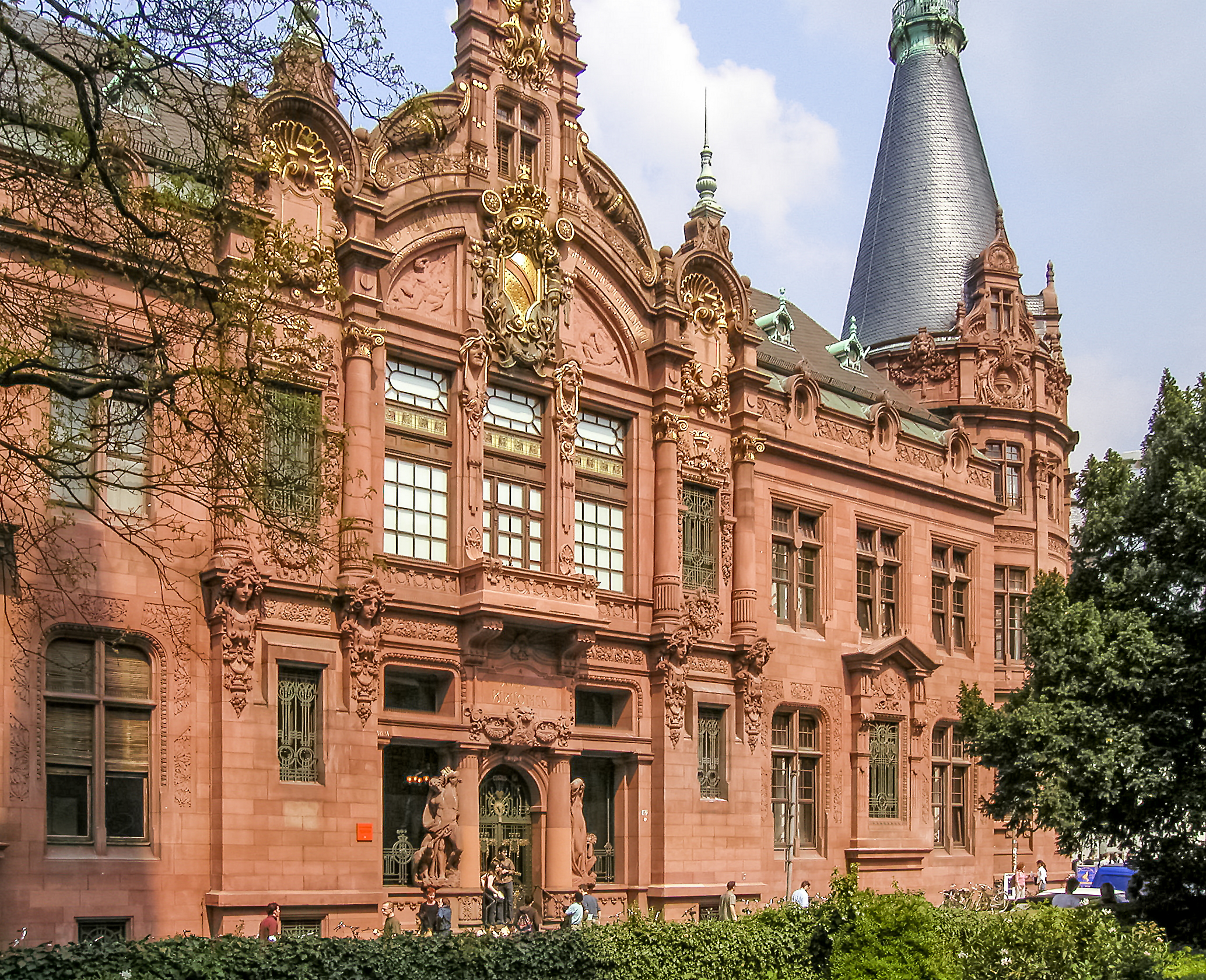 Universitas Heidelberg, institusi pendidikan tinggi tertua di Jerman dan umumnya dianggap sebagai salah satu yang paling terkenal.