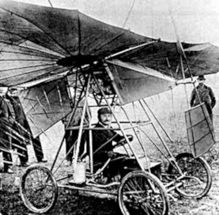 トライアン・ヴイアが自作の航空機「ヴイアI号」を試験飛行させている様子(1906年)。