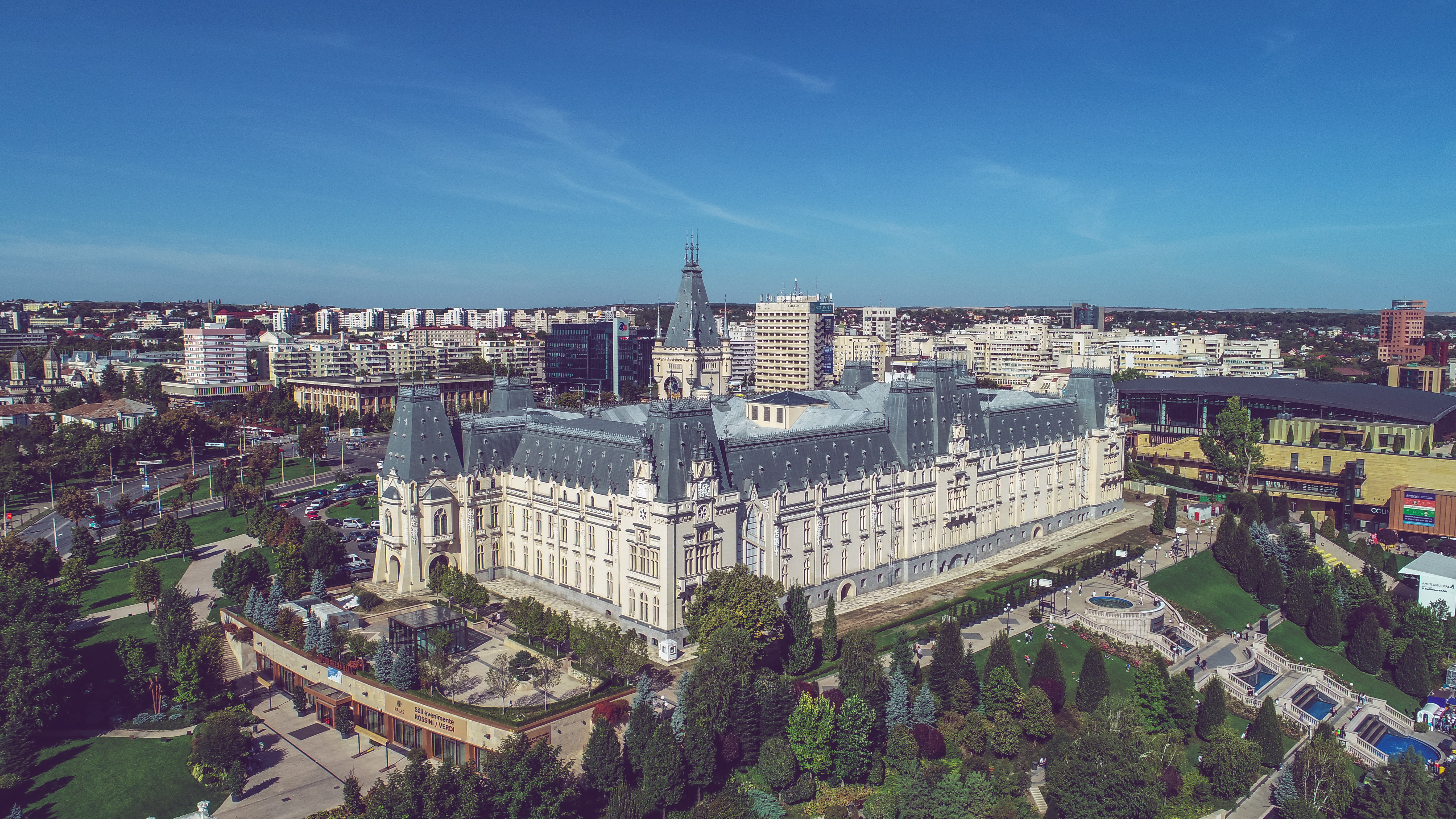 Pemandangan udara Istana Kebudayaan di Iași.