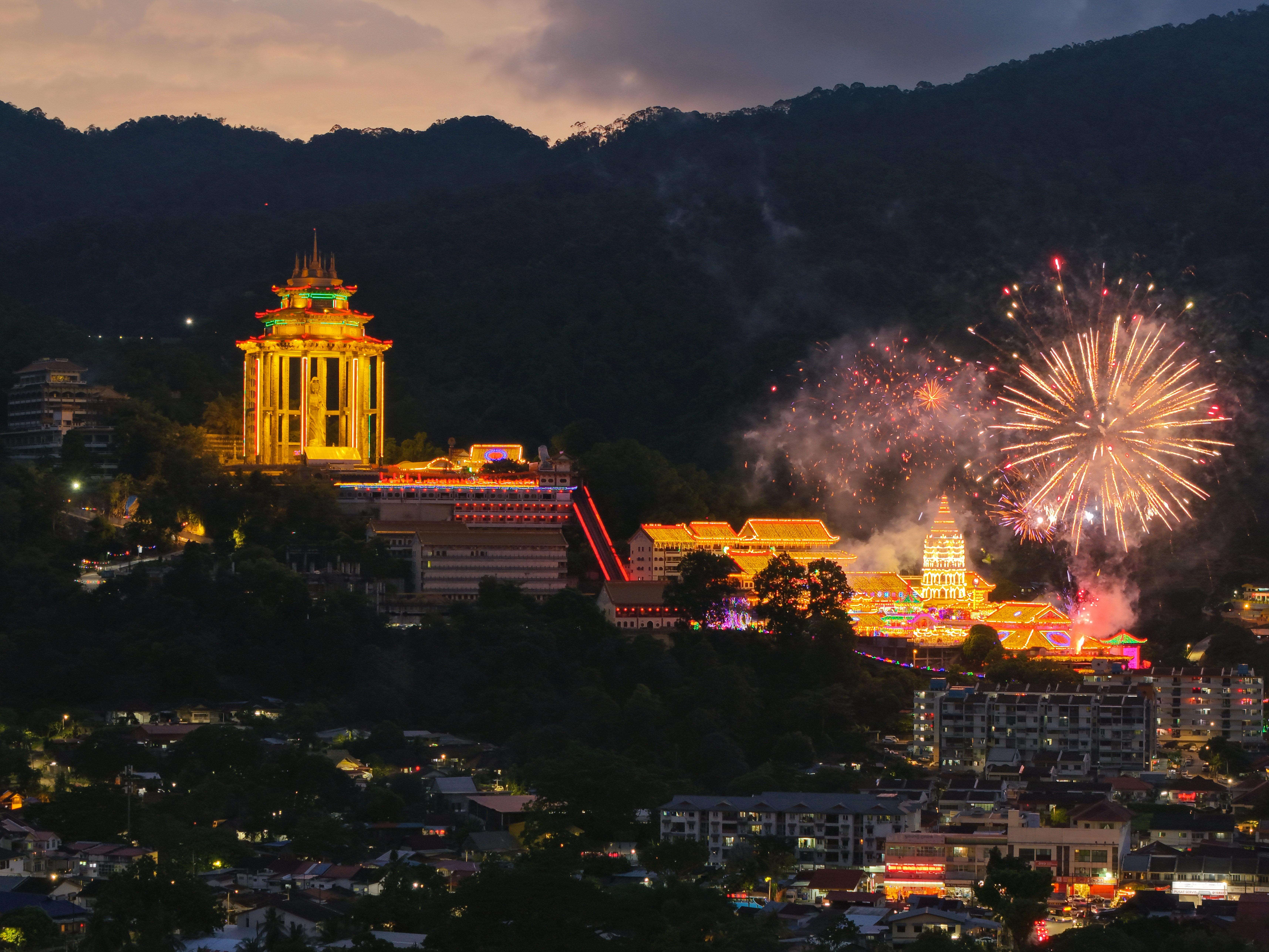 Kuil Buddha terbesar di Malaysia - Kuil Kek Lok Si di Pulau Pinang - diterangi sebagai persediaan untuk Tahun Baru Cina