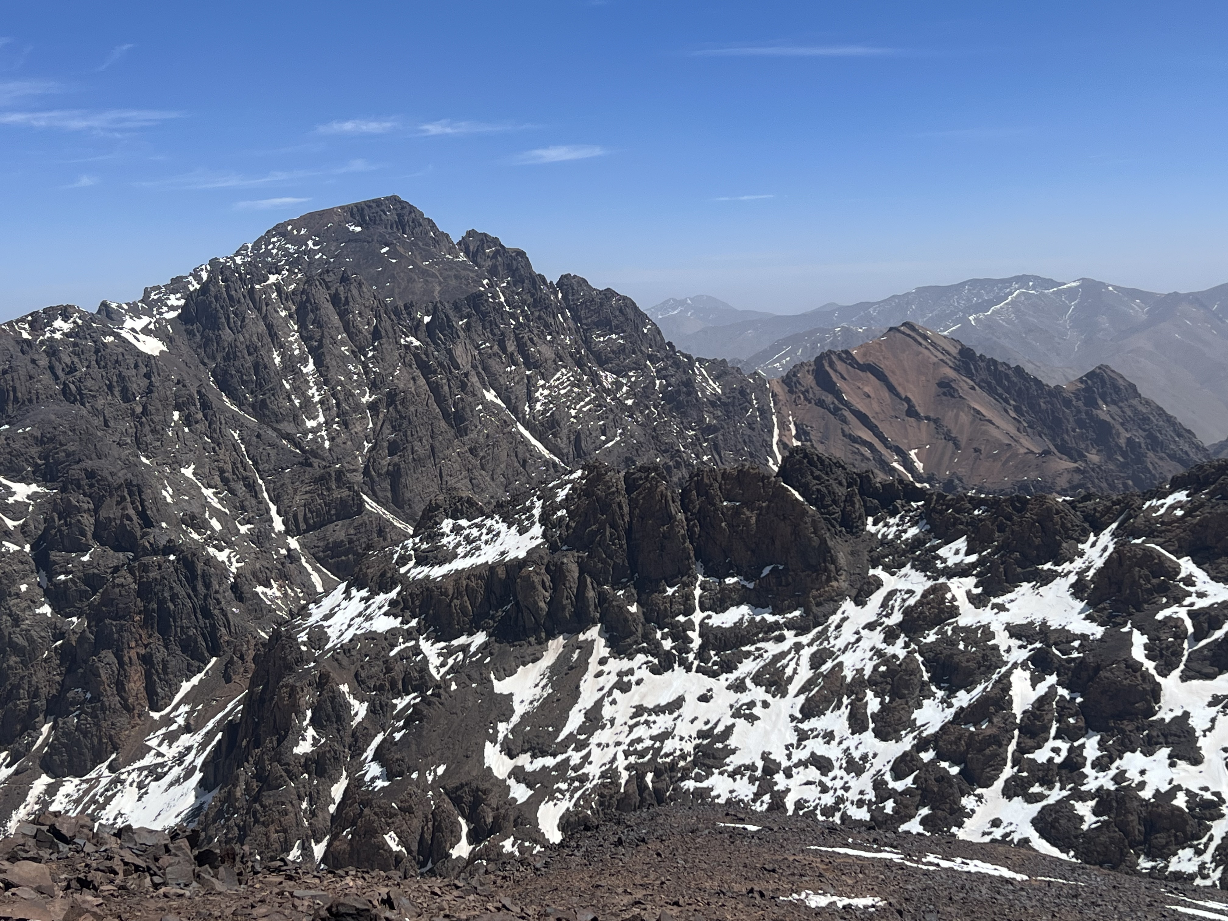 Toubkal, puncak tertinggi di Afrika Utara, pada ketinggian 4.17 K m
