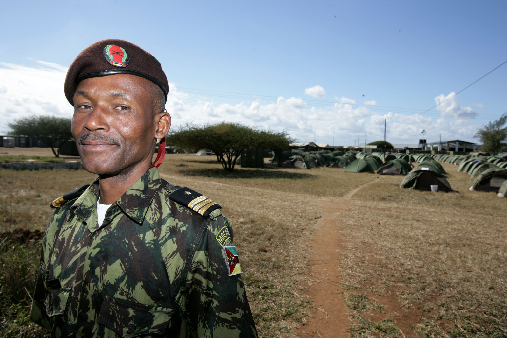 Seorang perwira tentara Mozambik selama Latihan SHARED ACCORD 2010 dengan Amerika Serikat.
