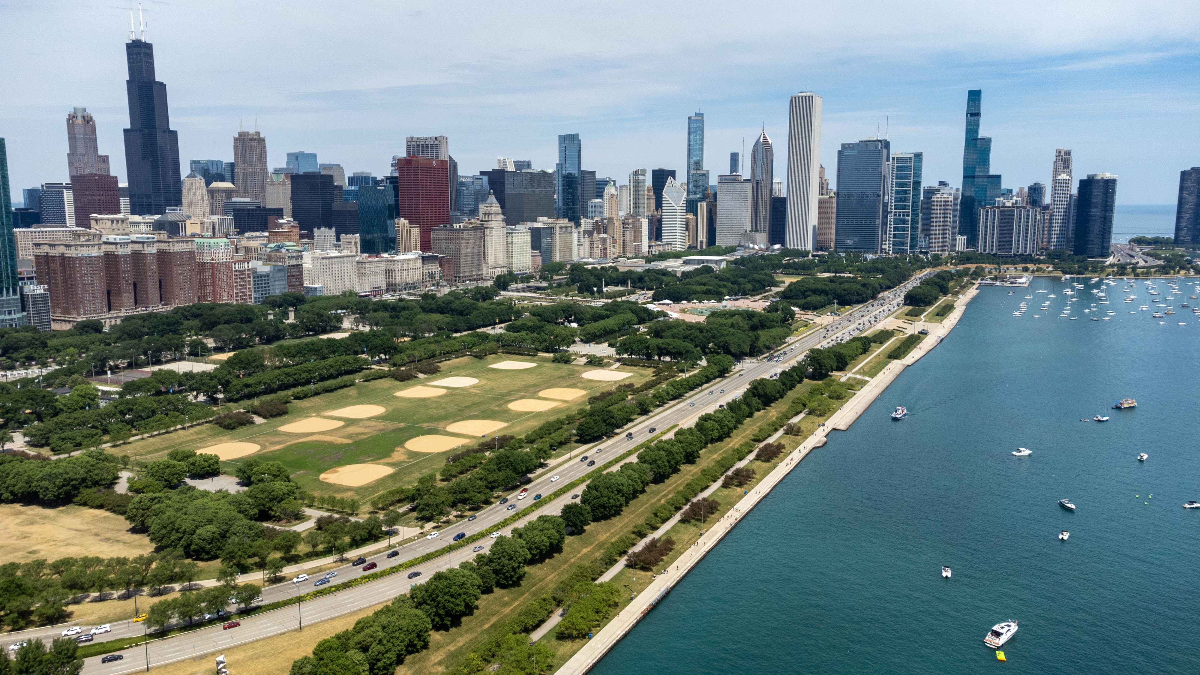 Kaki langit Chicago dari Taman Millennium.