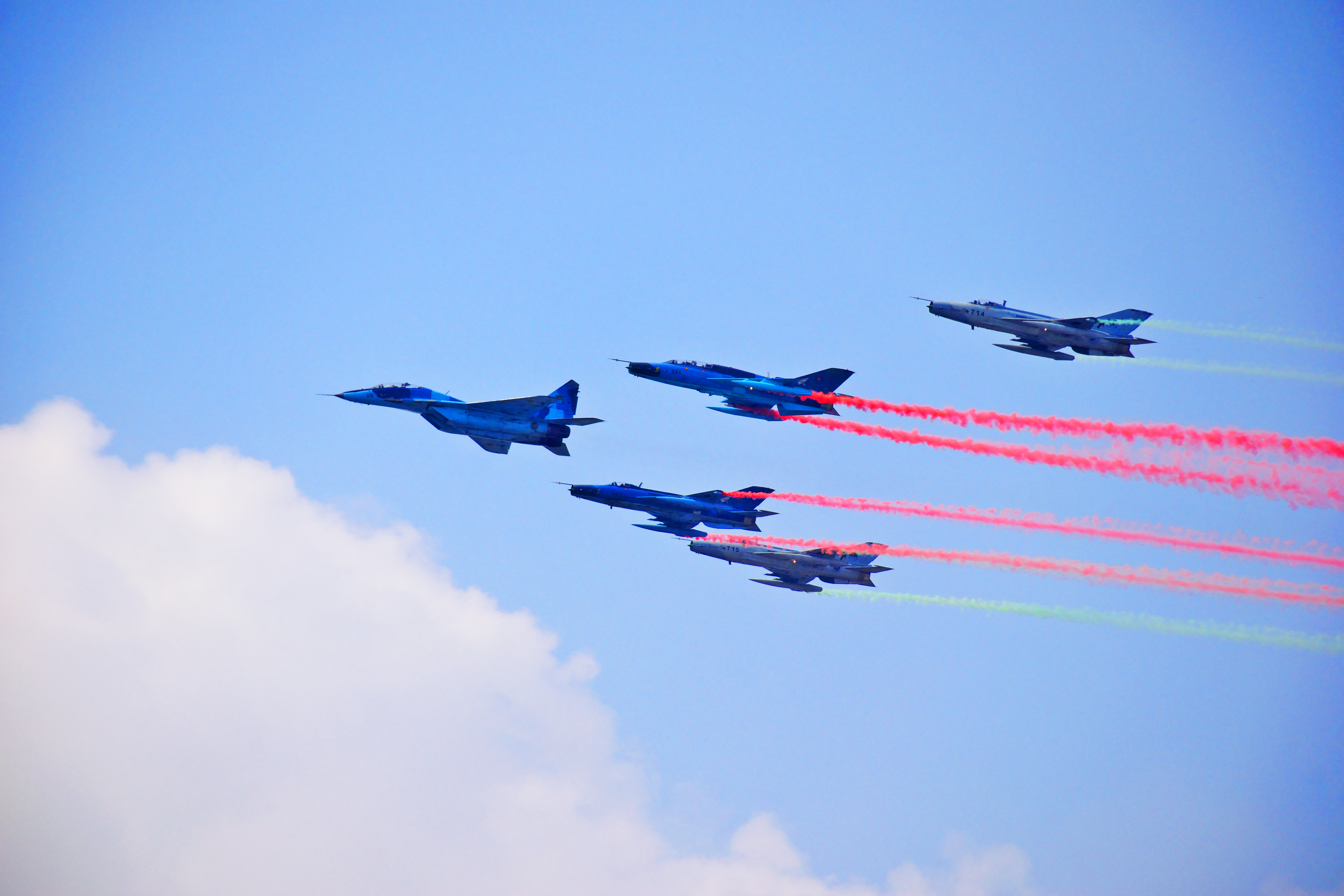 Mig-29 dan F-7, pesawat tempur Angkatan Udara Bangladesh.