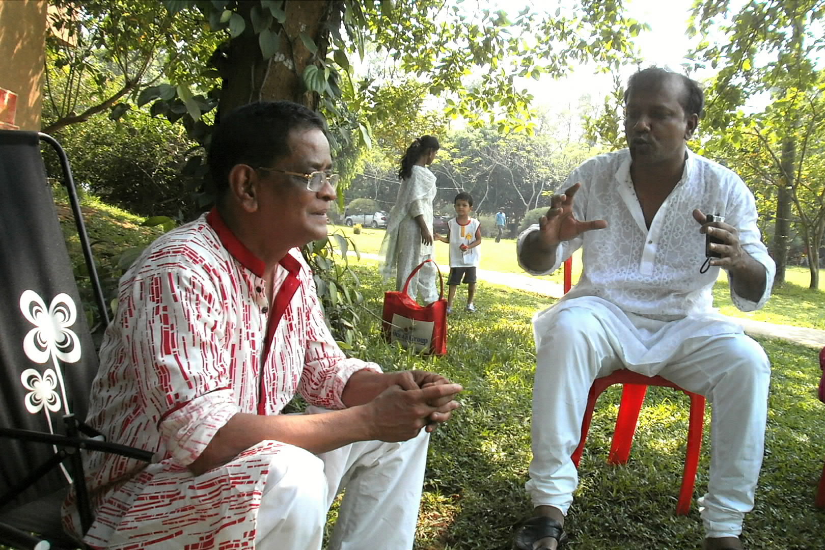 Humayun Ahmed (kiri), seorang penulis dan pembuat film populer.