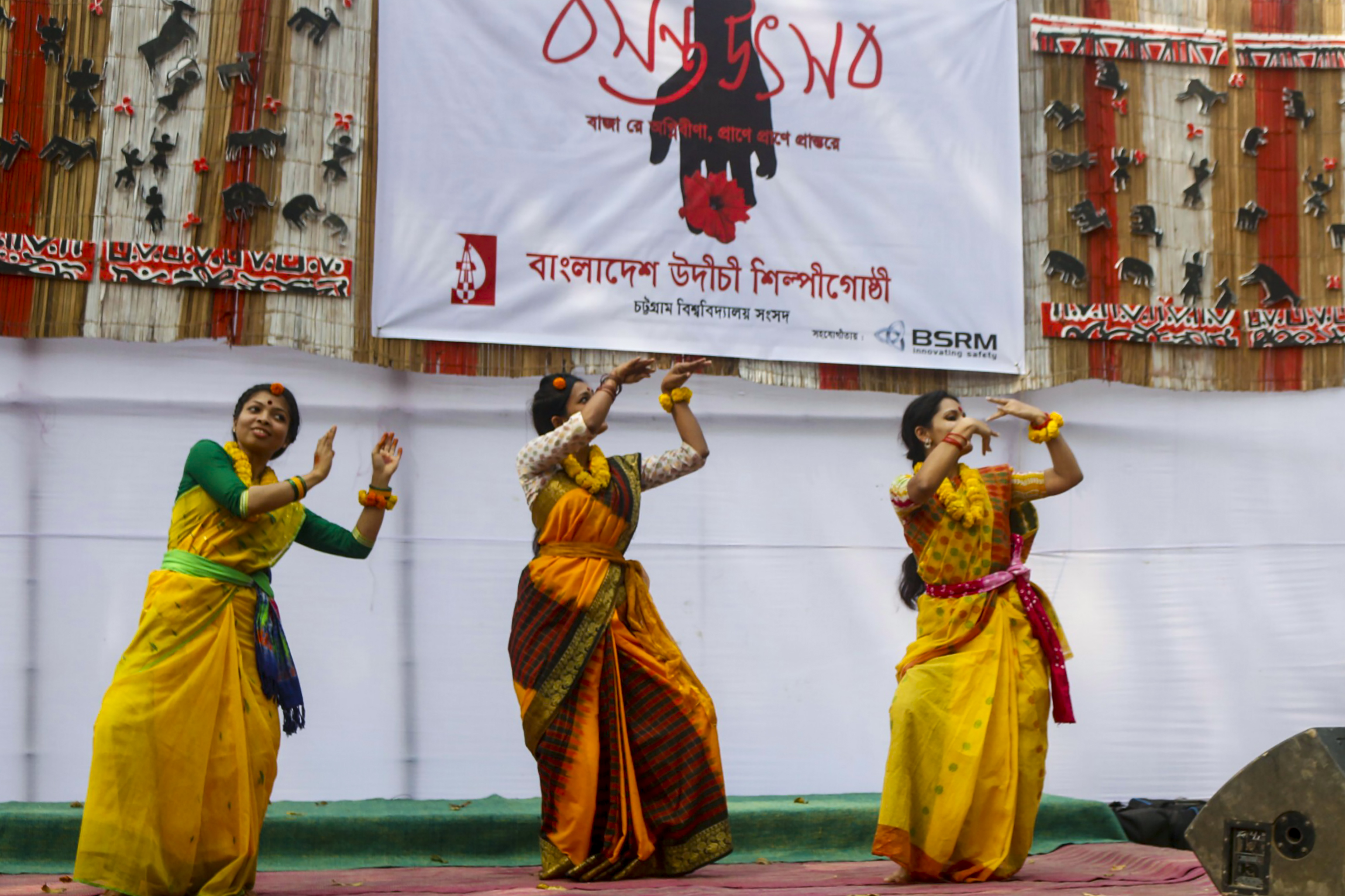 Tarian dalam perayaan Pohela Falgun di Universitas Chittagong.
