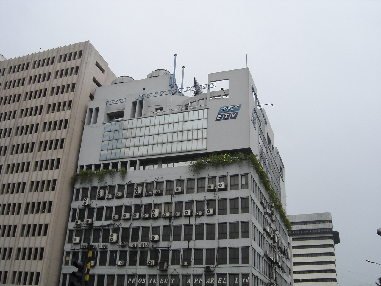 Markas Besar Ekushey Television di sebuah gedung tinggi di Kawran Bazar, Dhaka.