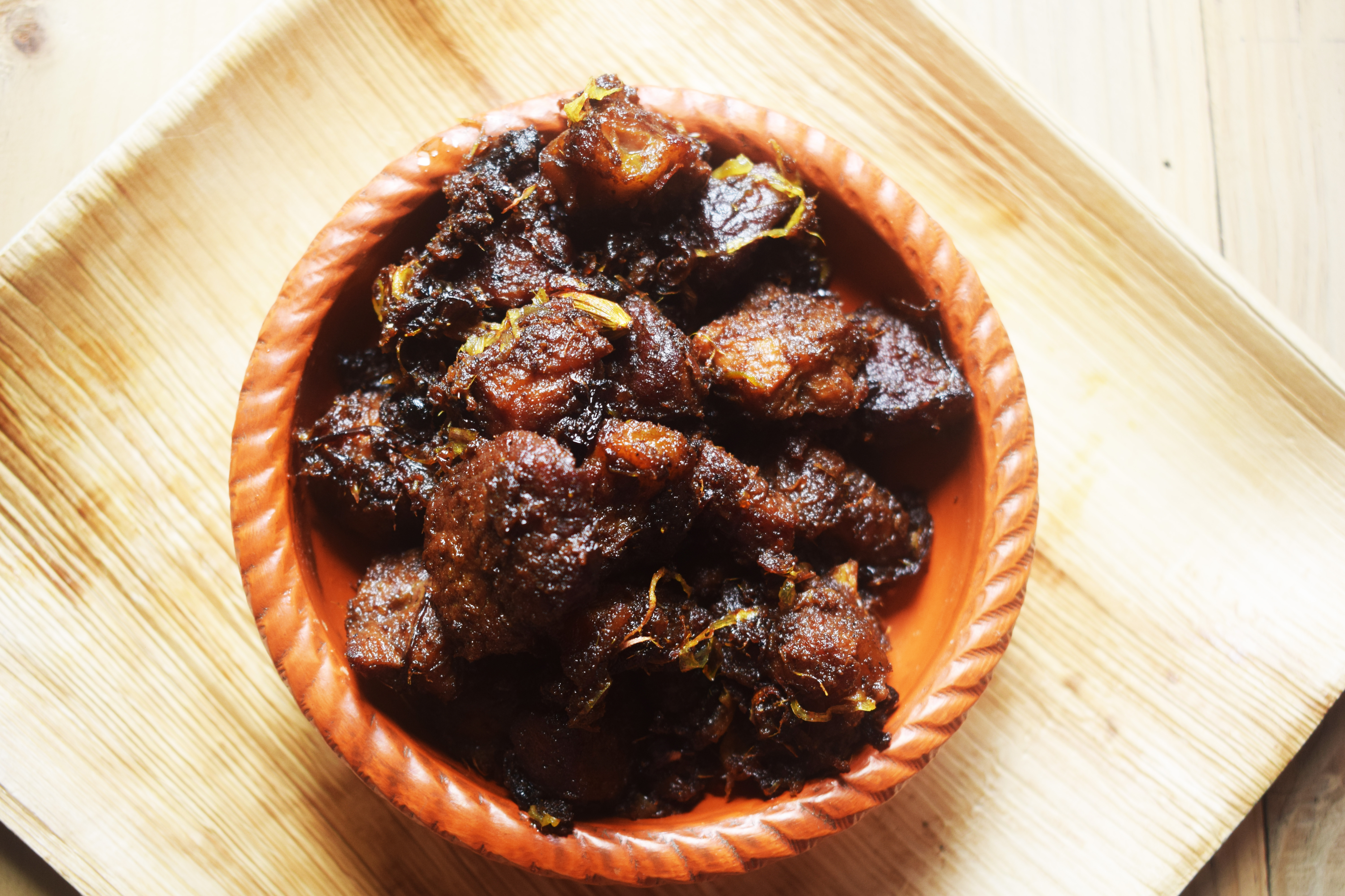 Kala bhuna, hidangan daging sapi populer dari Divisi Chittagong.